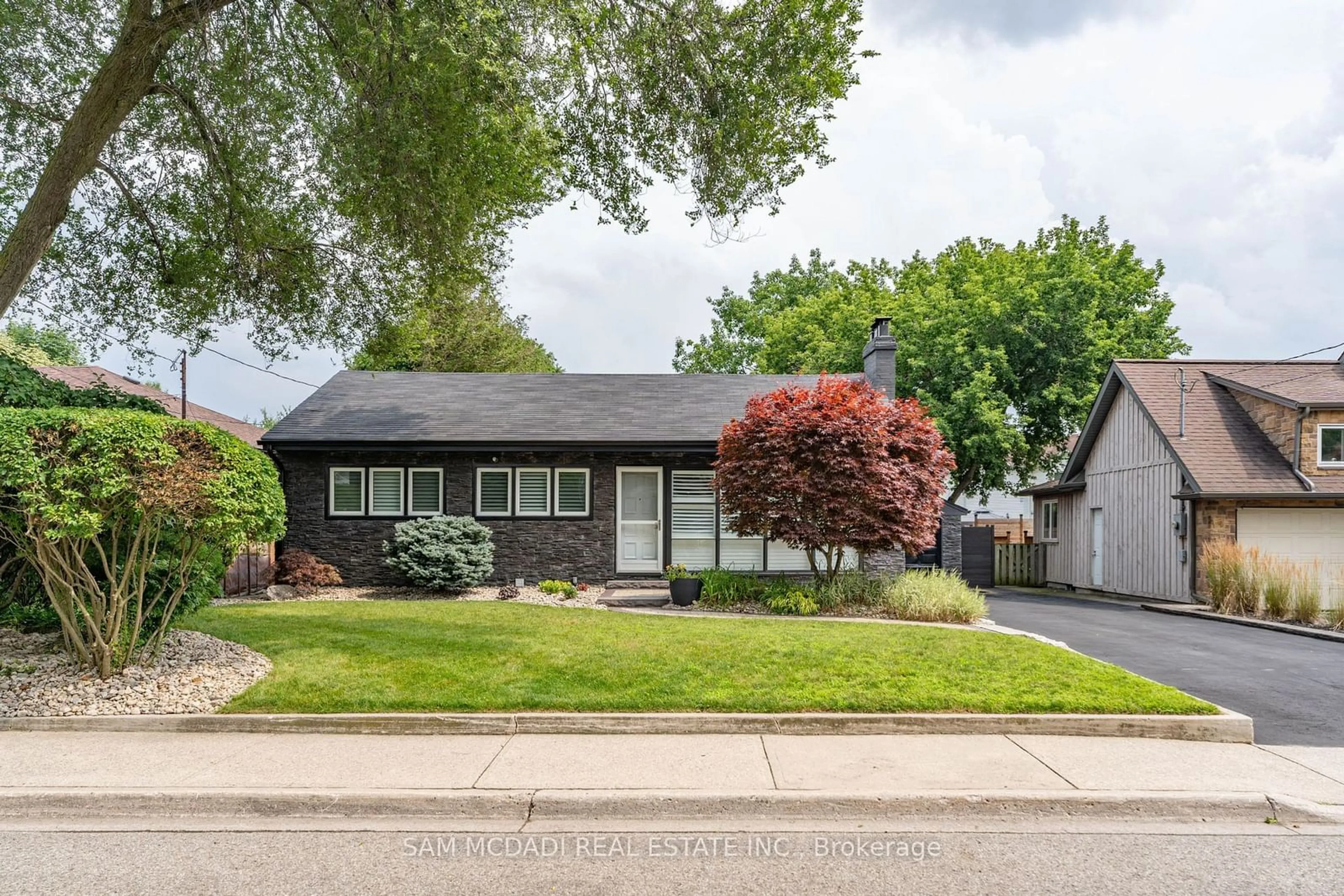 Home with vinyl exterior material, street for 1140 Halliday Ave, Mississauga Ontario L5E 1P9