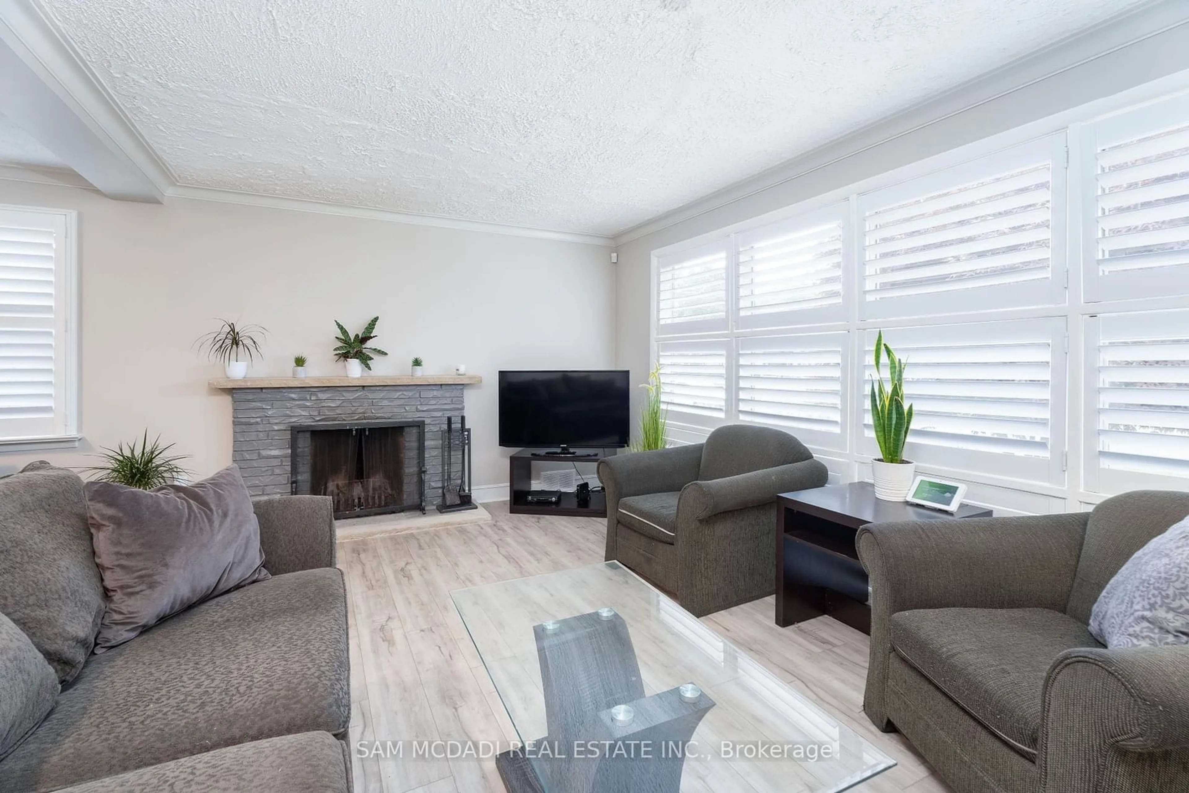 Living room with furniture, wood/laminate floor for 1140 Halliday Ave, Mississauga Ontario L5E 1P9