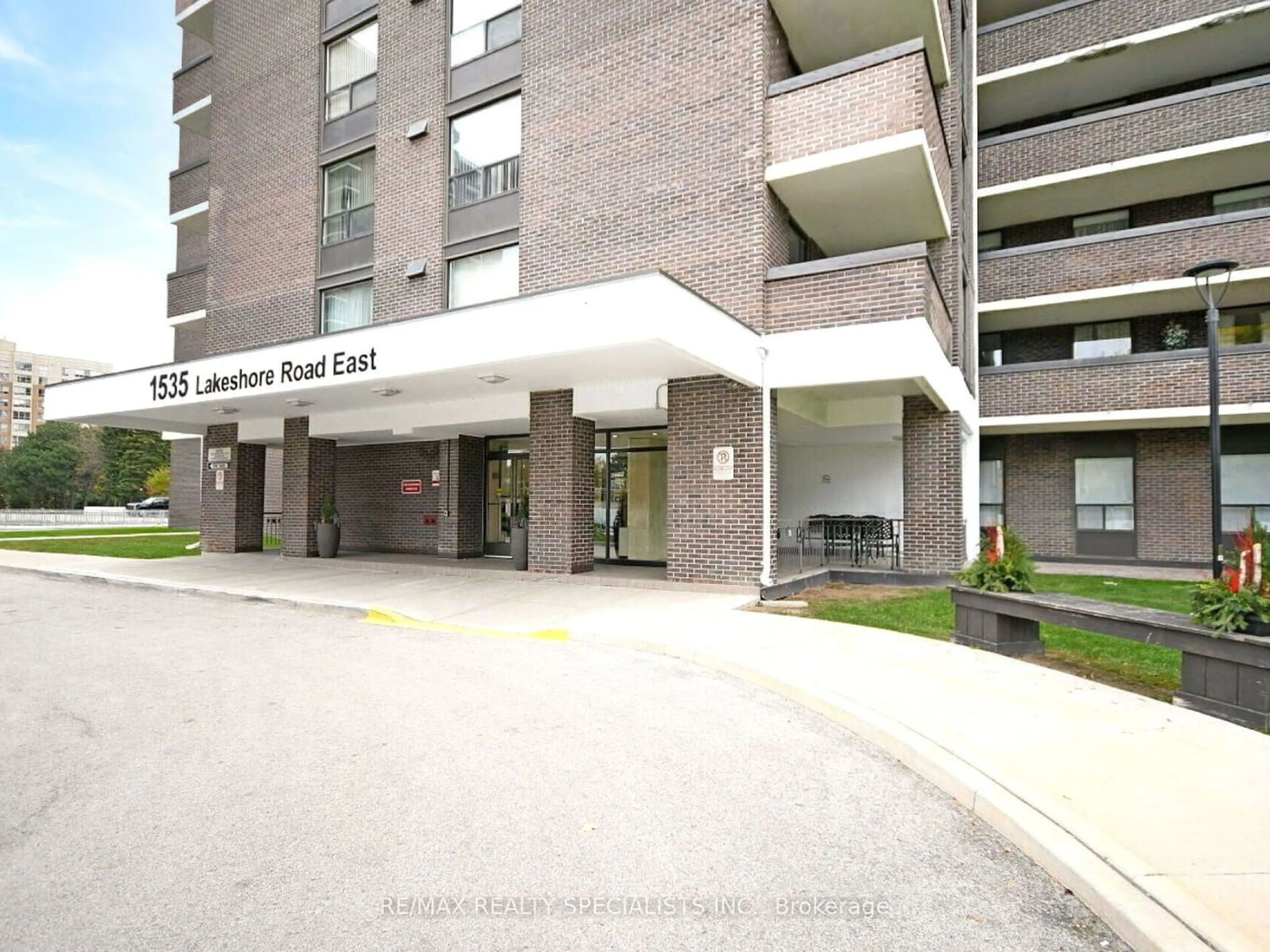 Indoor foyer for 1535 Lakeshore Rd #1806, Mississauga Ontario L5E 3E2