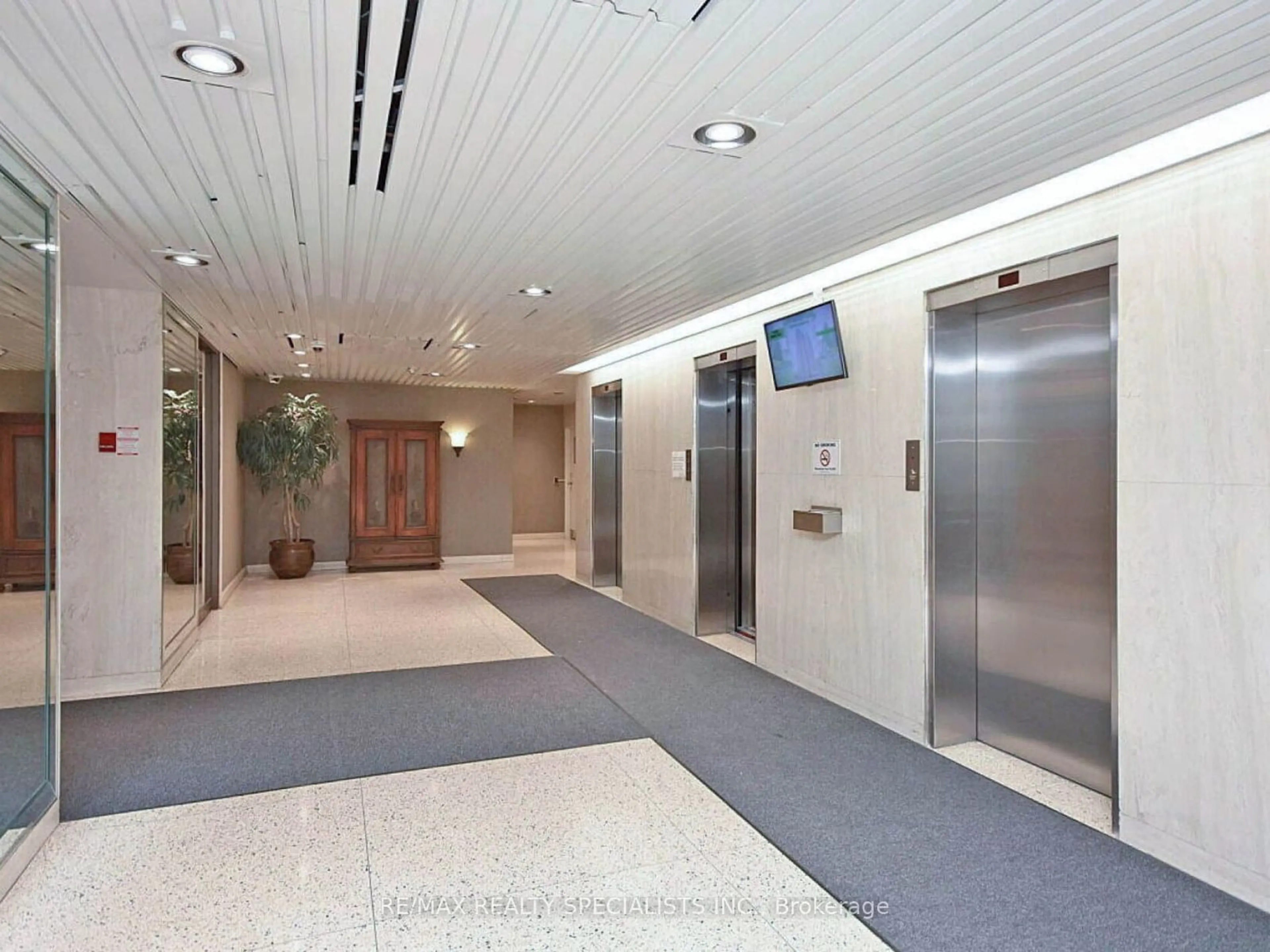 Indoor foyer for 1535 Lakeshore Rd #1806, Mississauga Ontario L5E 3E2