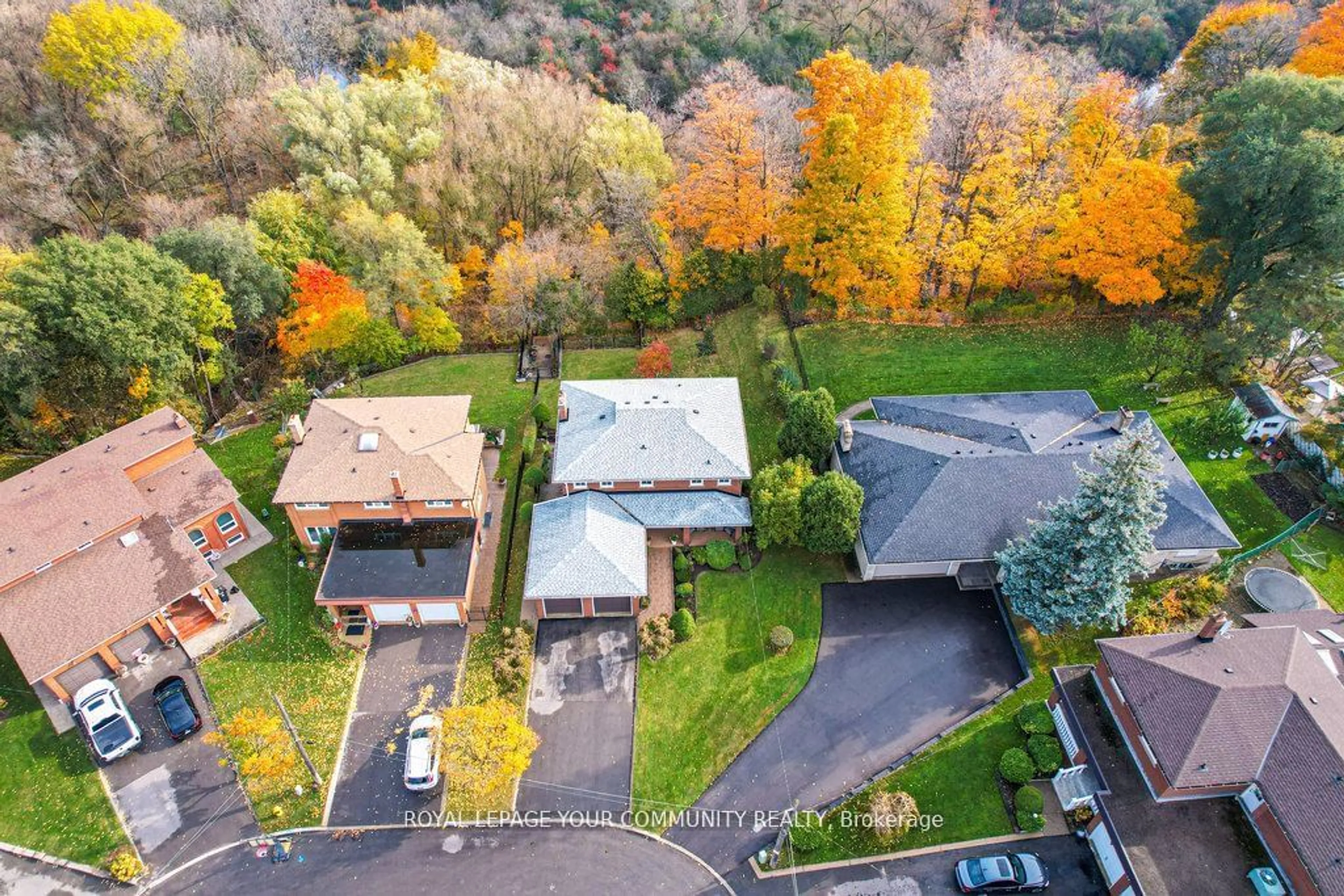 A pic from outside/outdoor area/front of a property/back of a property/a pic from drone, unknown for 21 Disan Crt, Toronto Ontario M9V 4A5