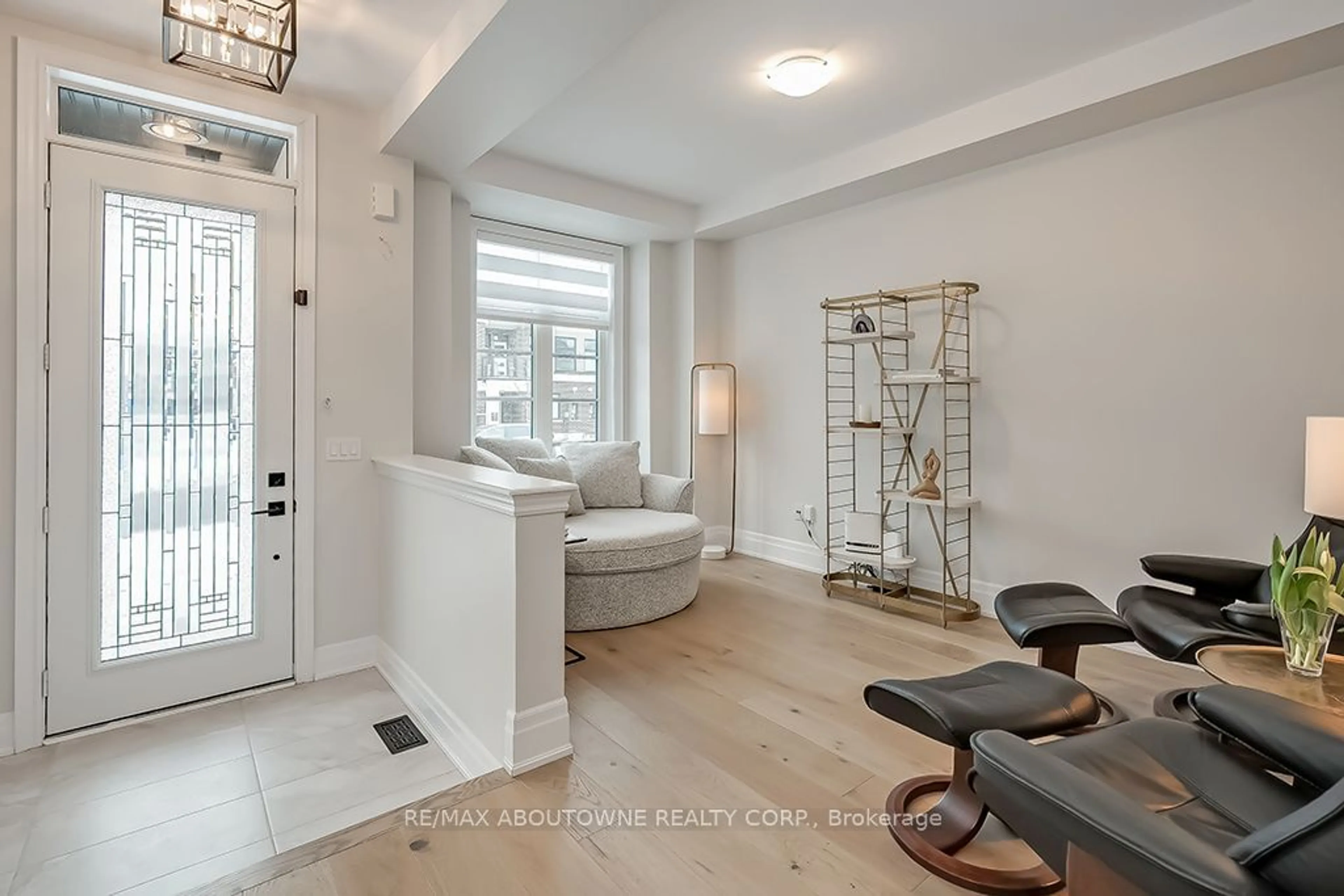 Indoor entryway for 1311 Merton Rd, Oakville Ontario L6M 5L8