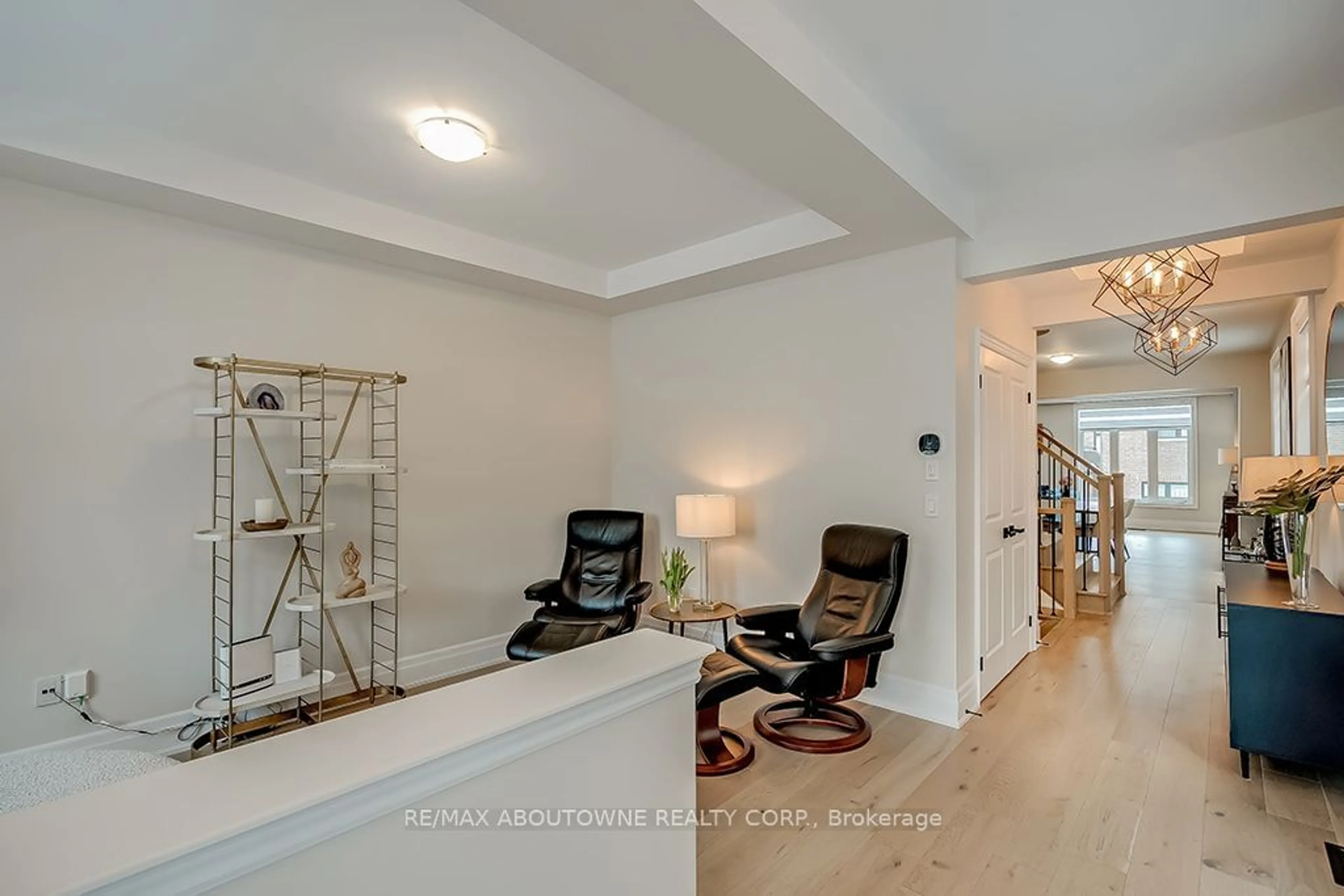 Indoor foyer for 1311 Merton Rd, Oakville Ontario L6M 5L8