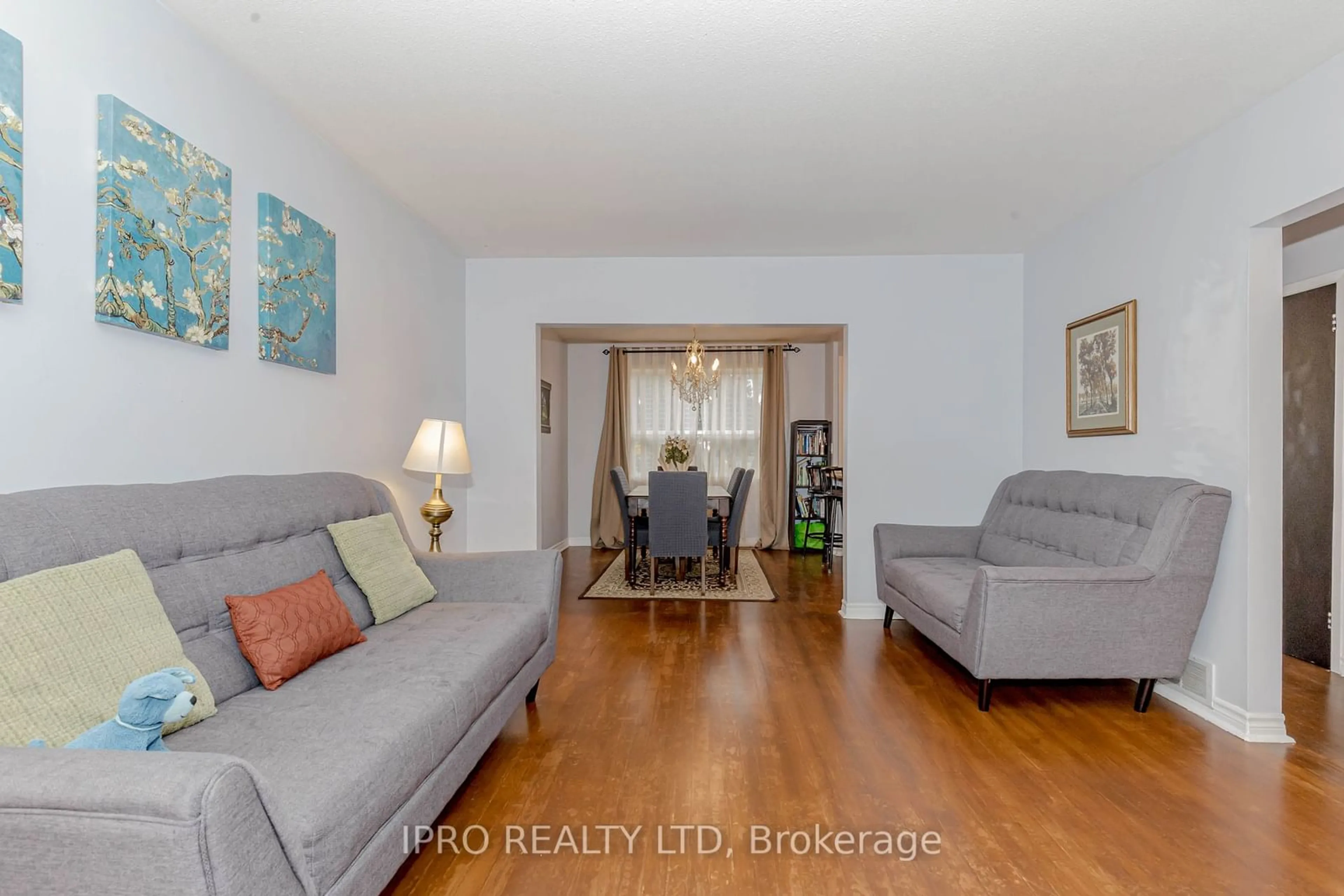 Living room with furniture, unknown for 95 Willowridge Rd, Toronto Ontario M9R 3Z5