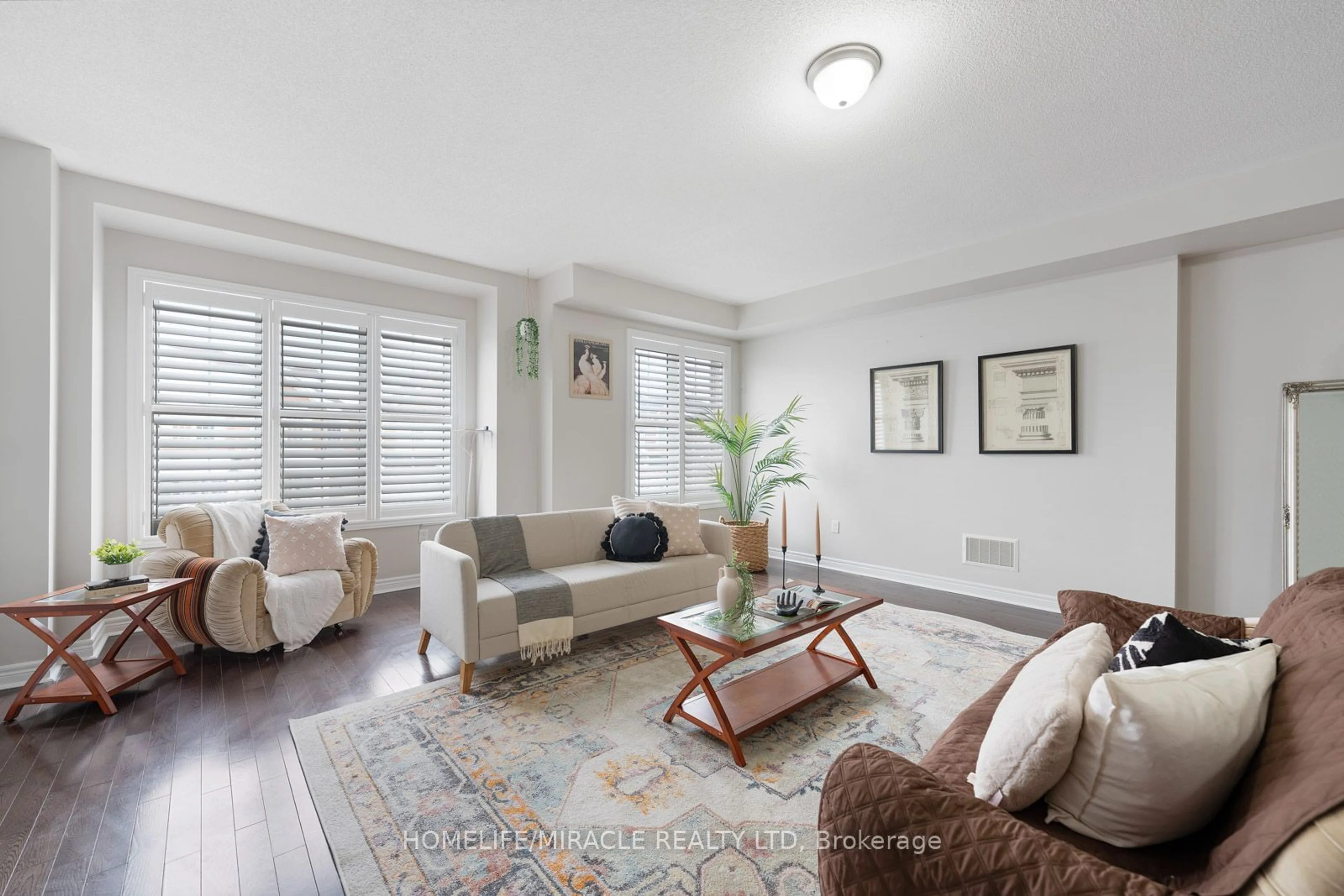 Living room with furniture, unknown for 35 Fresnel Rd, Brampton Ontario L7A 4Z2