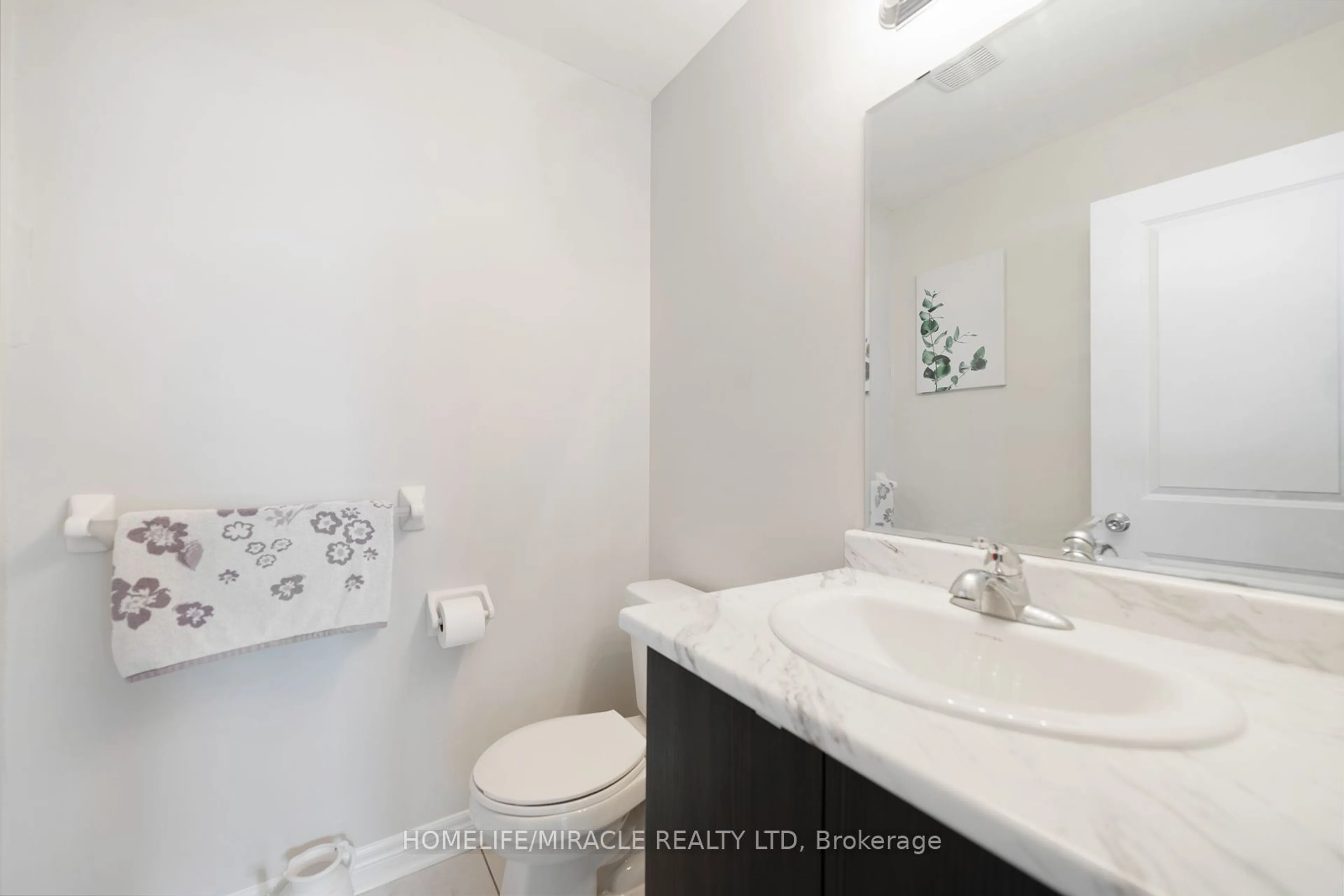 Standard bathroom, ceramic/tile floor for 35 Fresnel Rd, Brampton Ontario L7A 4Z2