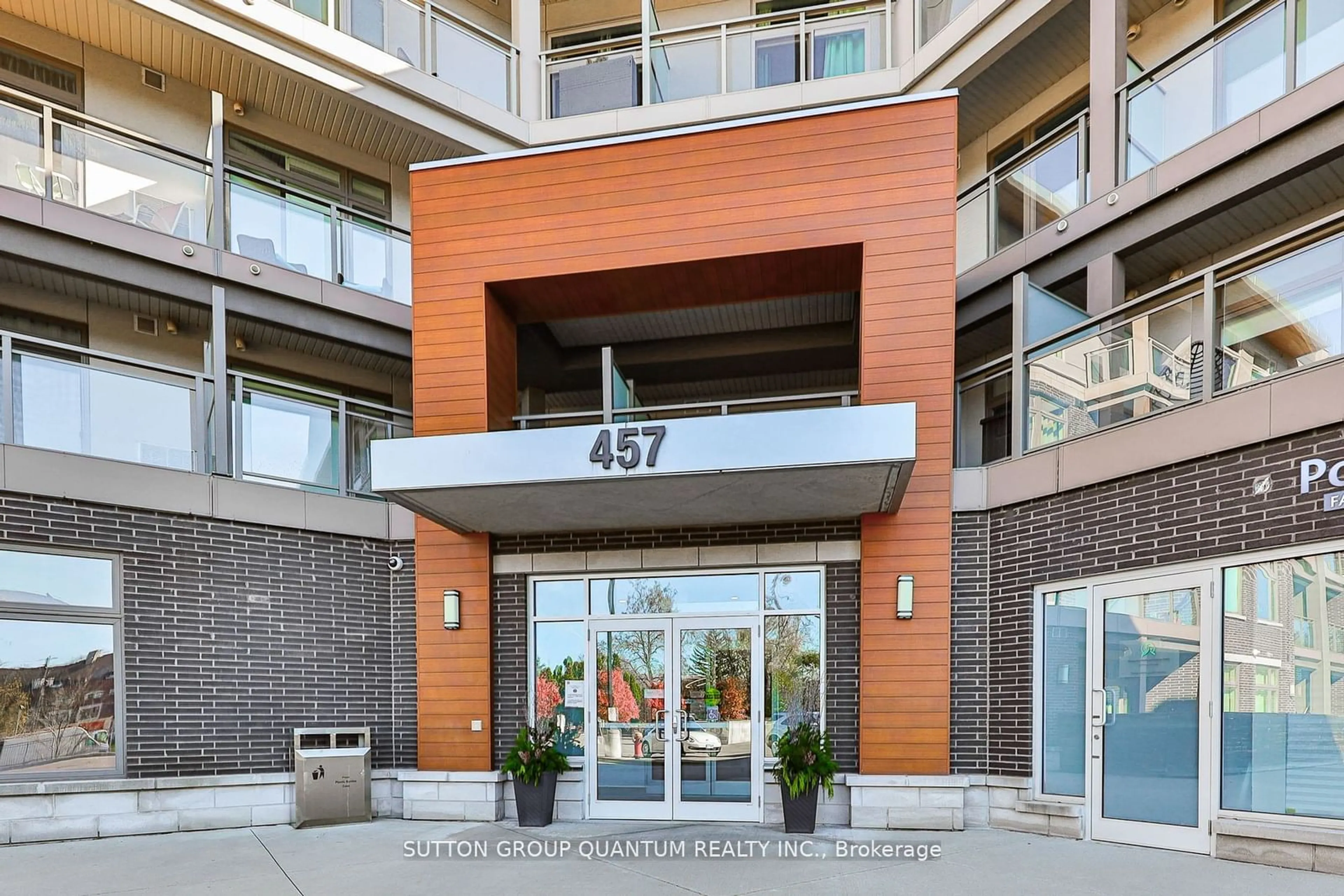 Indoor foyer for 457 Plains Rd #418, Burlington Ontario L7T 1H1