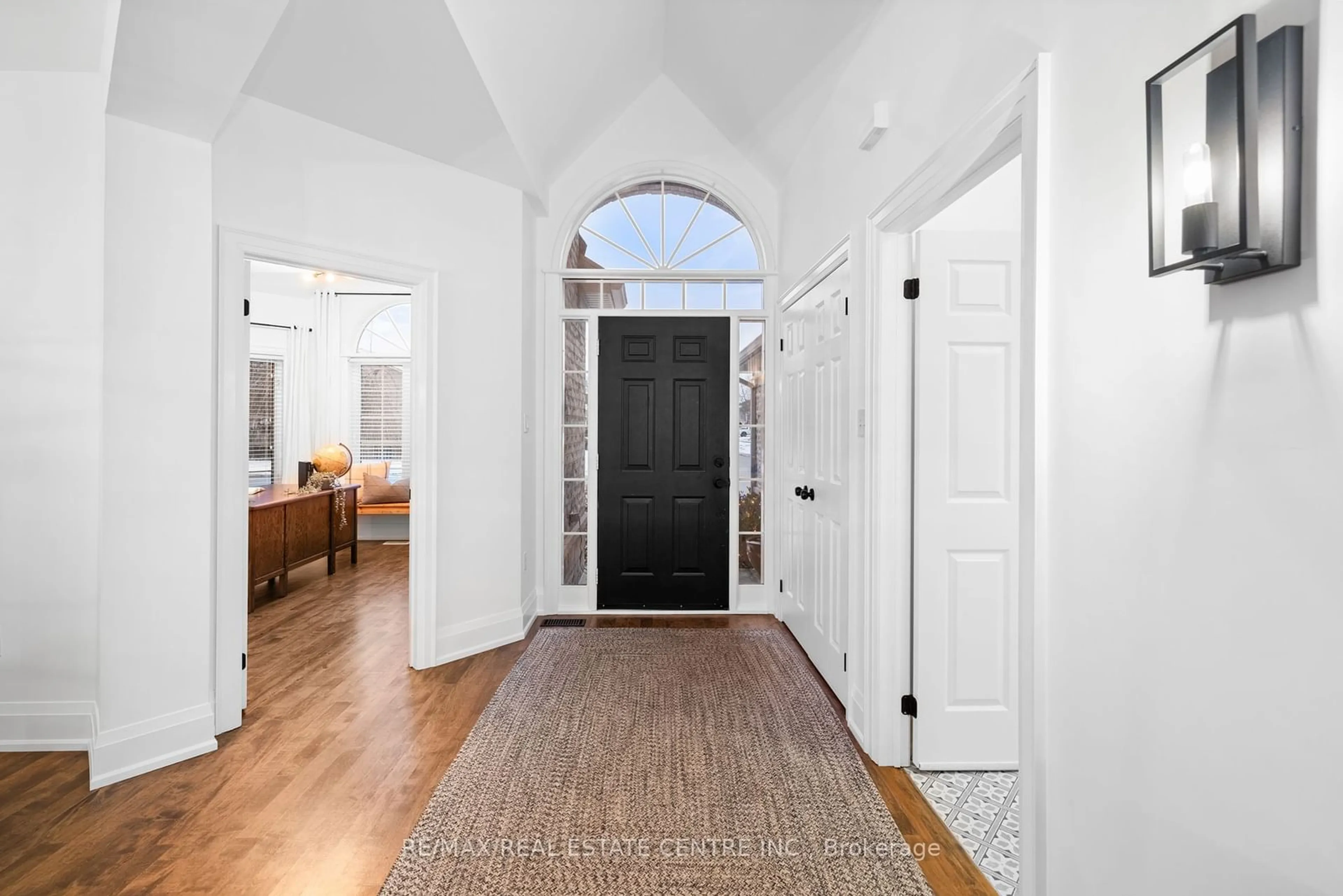 Indoor entryway for 4294 Sarazen Dr, Burlington Ontario L7M 4Y9