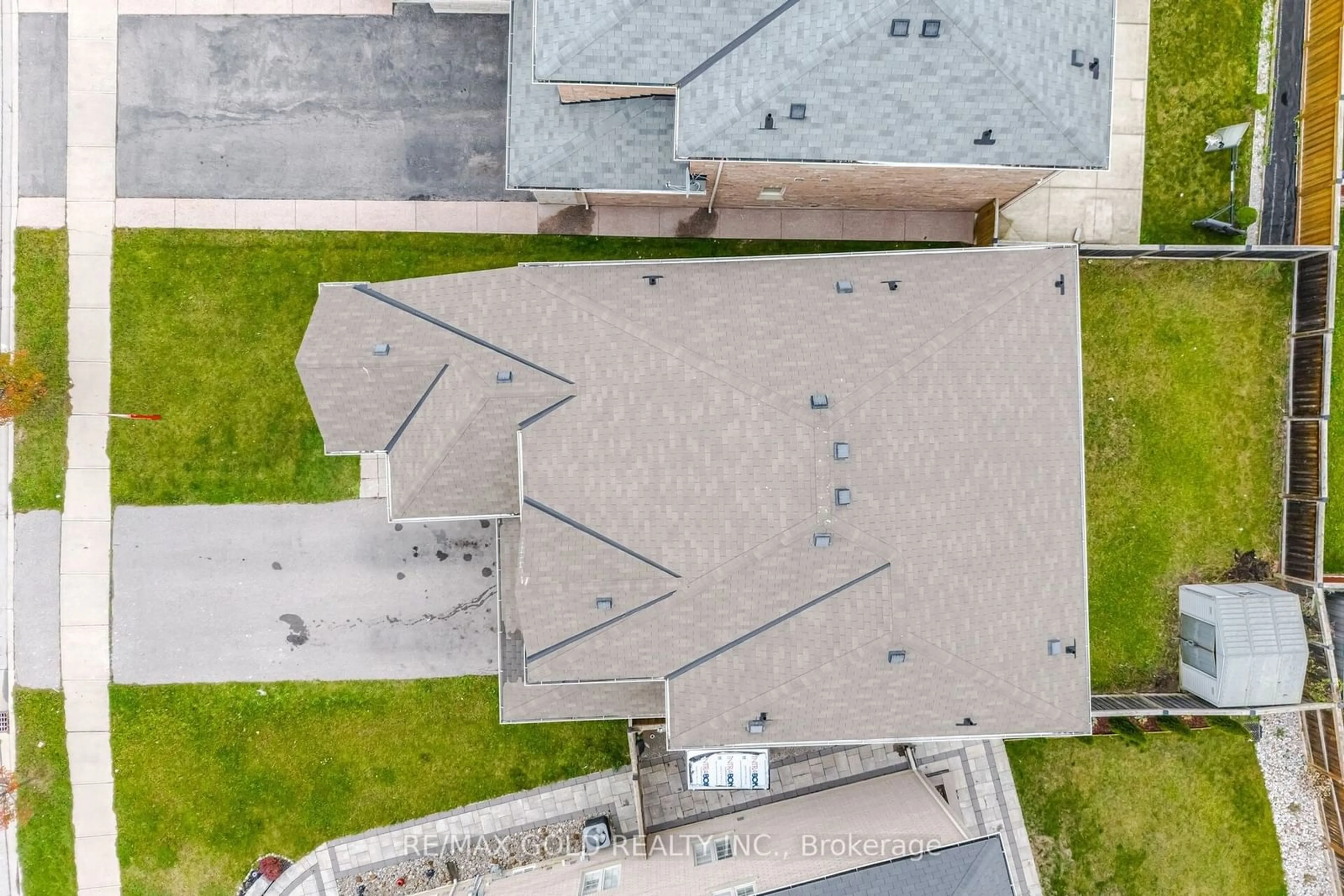 A pic from outside/outdoor area/front of a property/back of a property/a pic from drone, unknown for 61 Birch Tree Tr, Brampton Ontario L6P 3M8