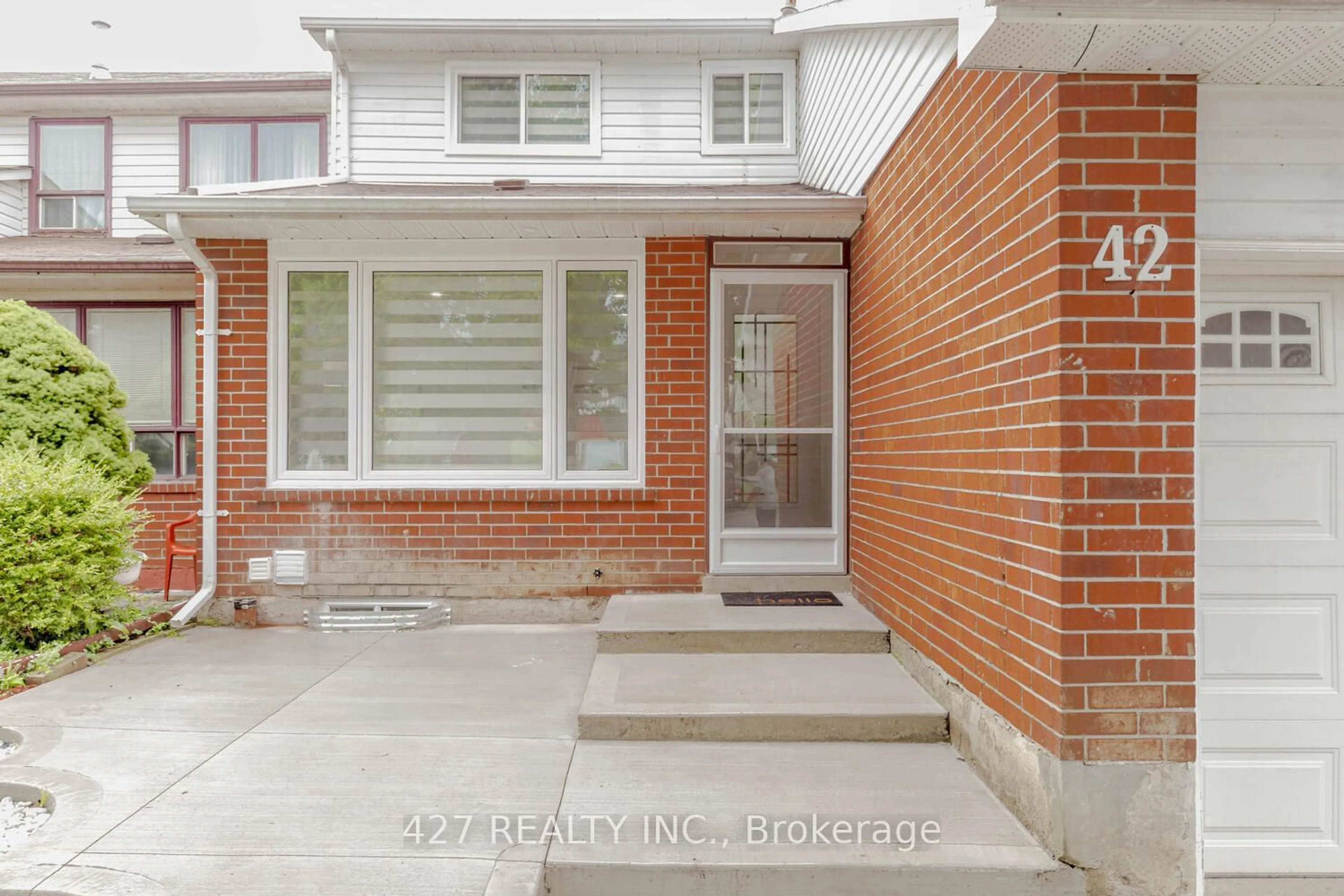 Home with brick exterior material, street for 42 Courtleigh Sq, Brampton Ontario L6Z 1J3