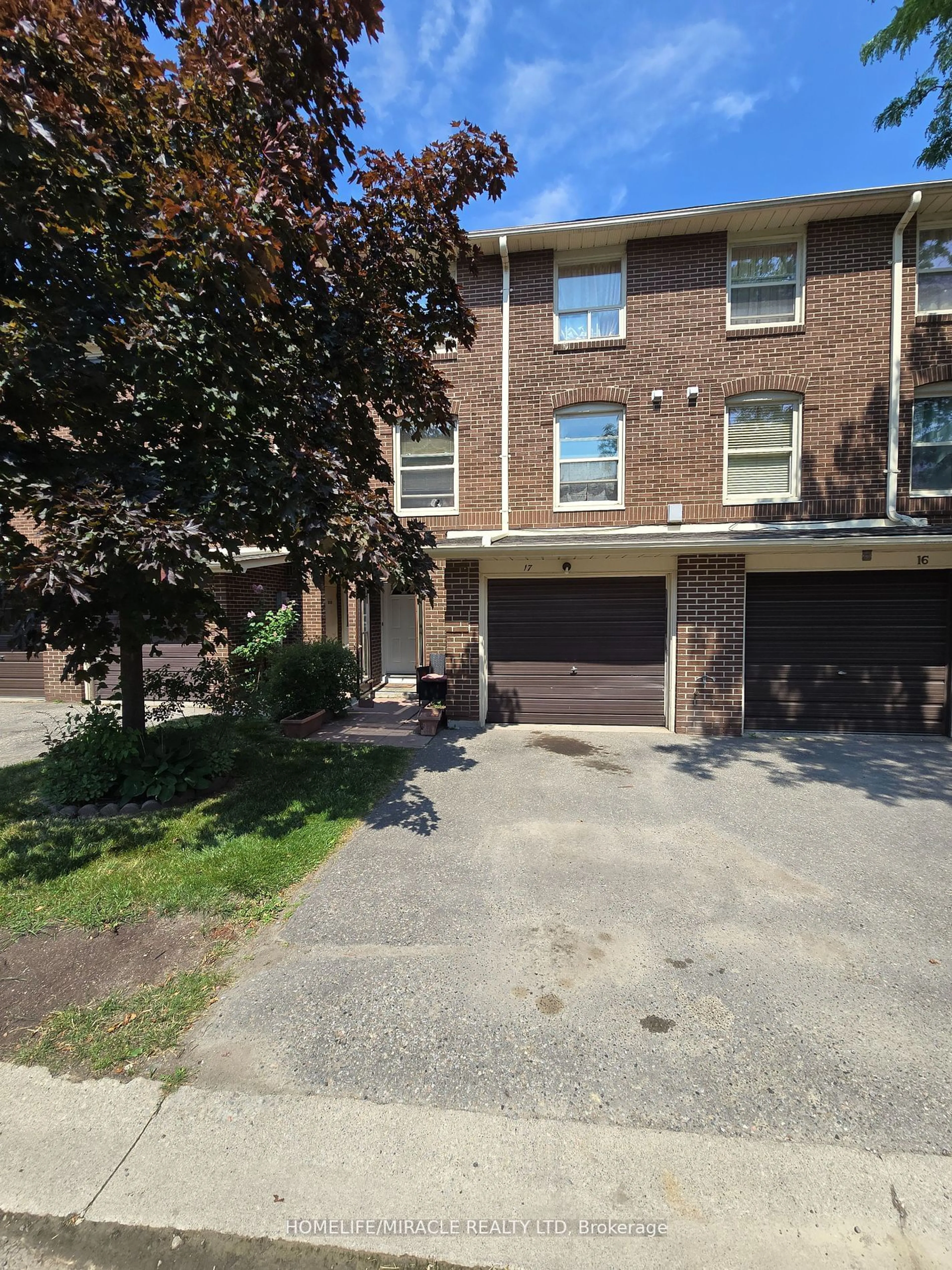 A pic from outside/outdoor area/front of a property/back of a property/a pic from drone, street for 17 Eden Park Dr #17, Brampton Ontario L6T 3A5