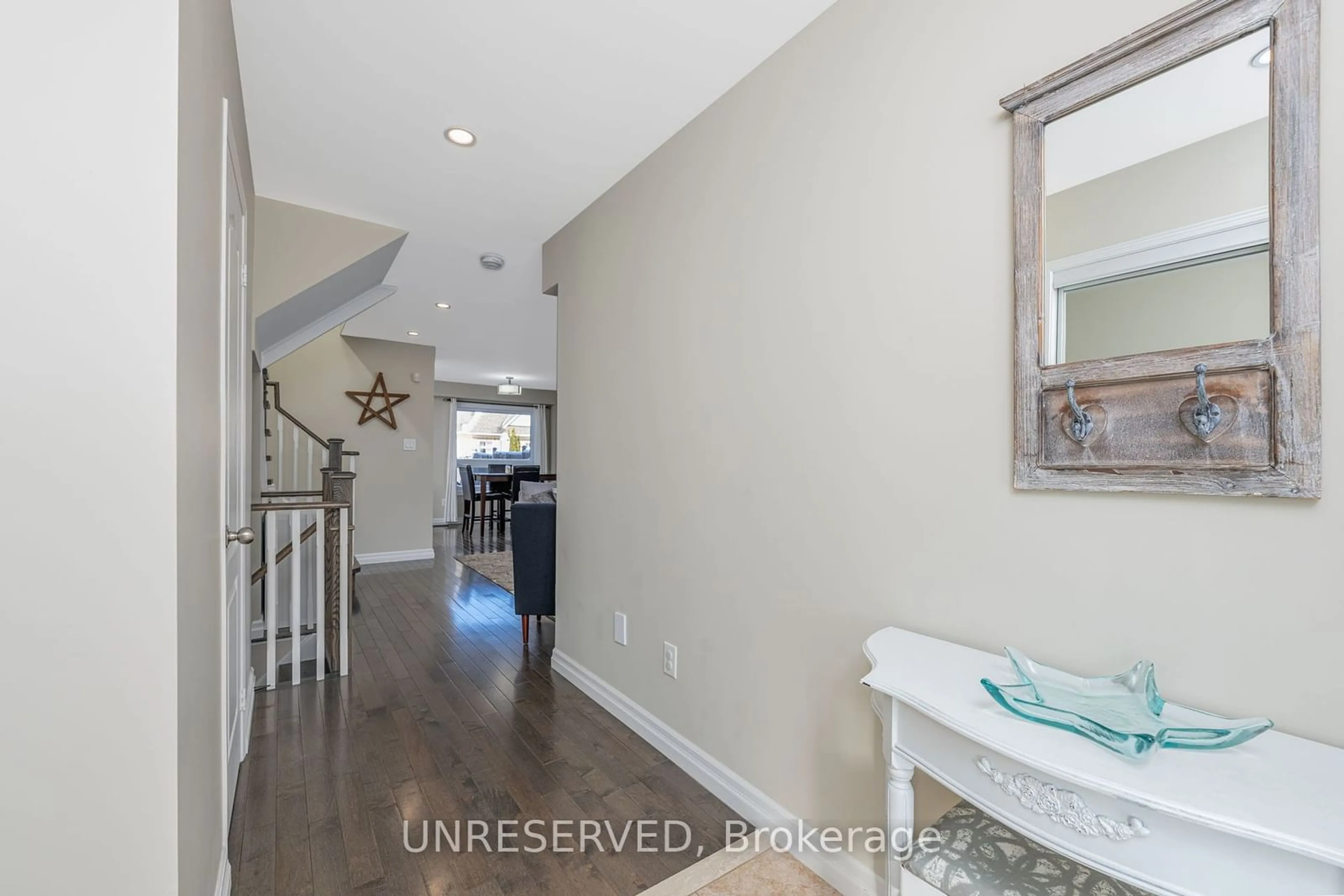 Indoor entryway for 55 Woodcote Cres, Halton Hills Ontario L7G 6M1