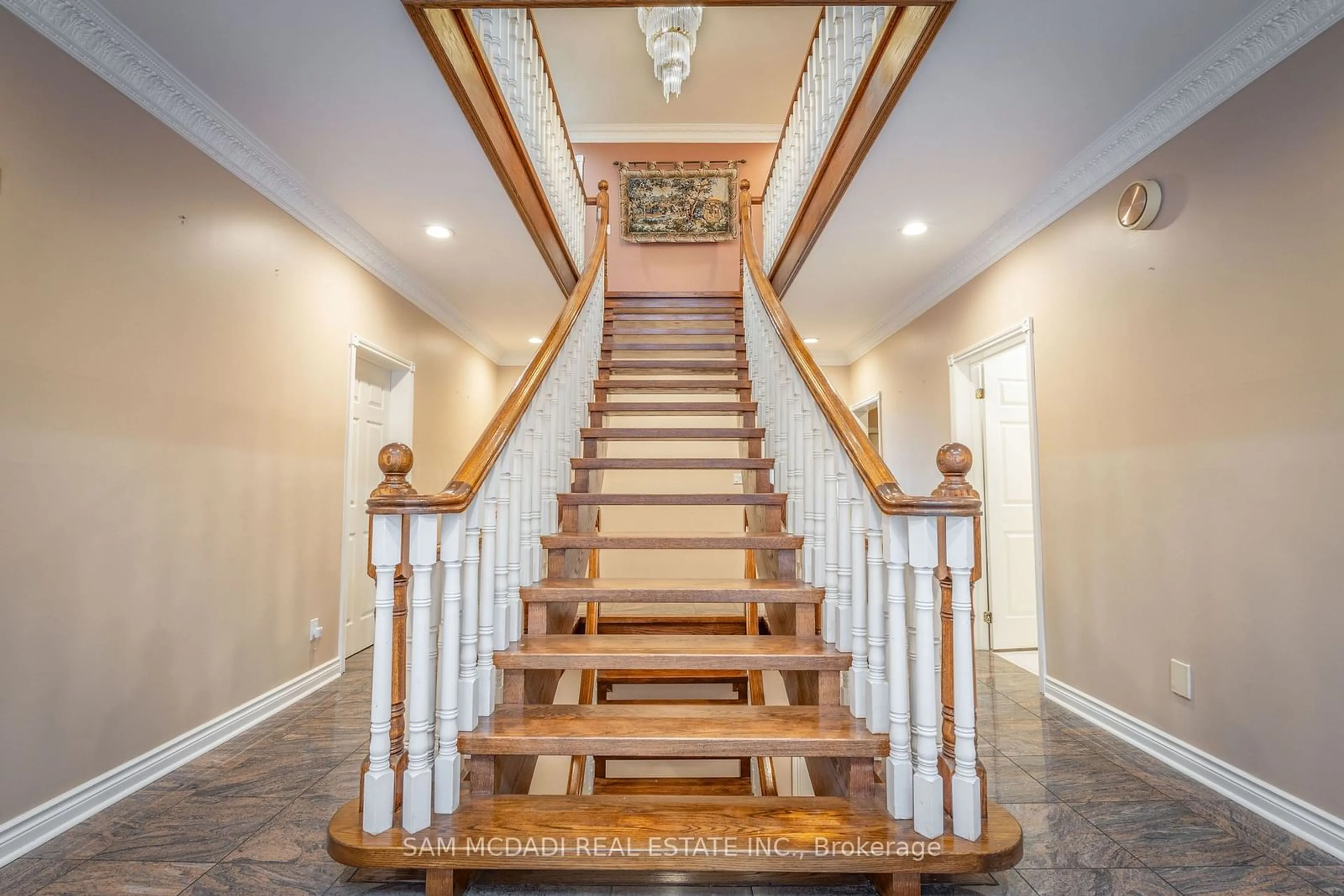 Stairs for 2339 Glengarry Rd, Mississauga Ontario L5C 1Y1