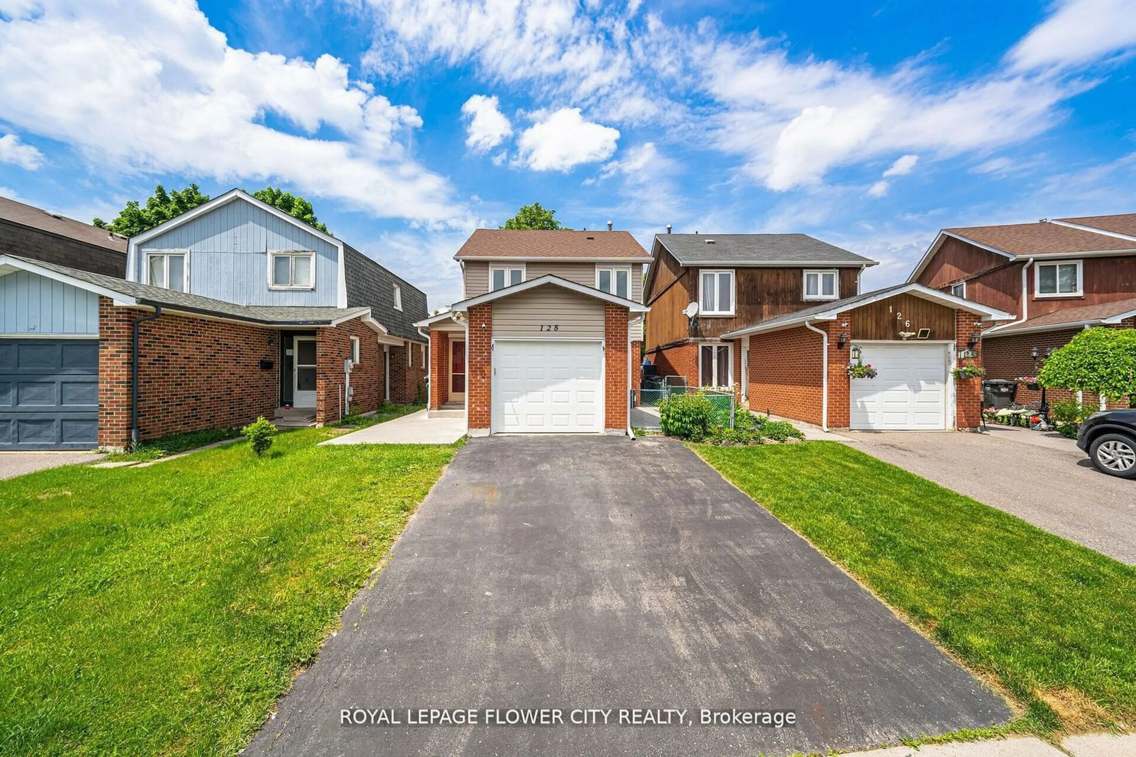 A pic from outside/outdoor area/front of a property/back of a property/a pic from drone, street for 128 Fanshawe Dr, Brampton Ontario L6Z 1B1