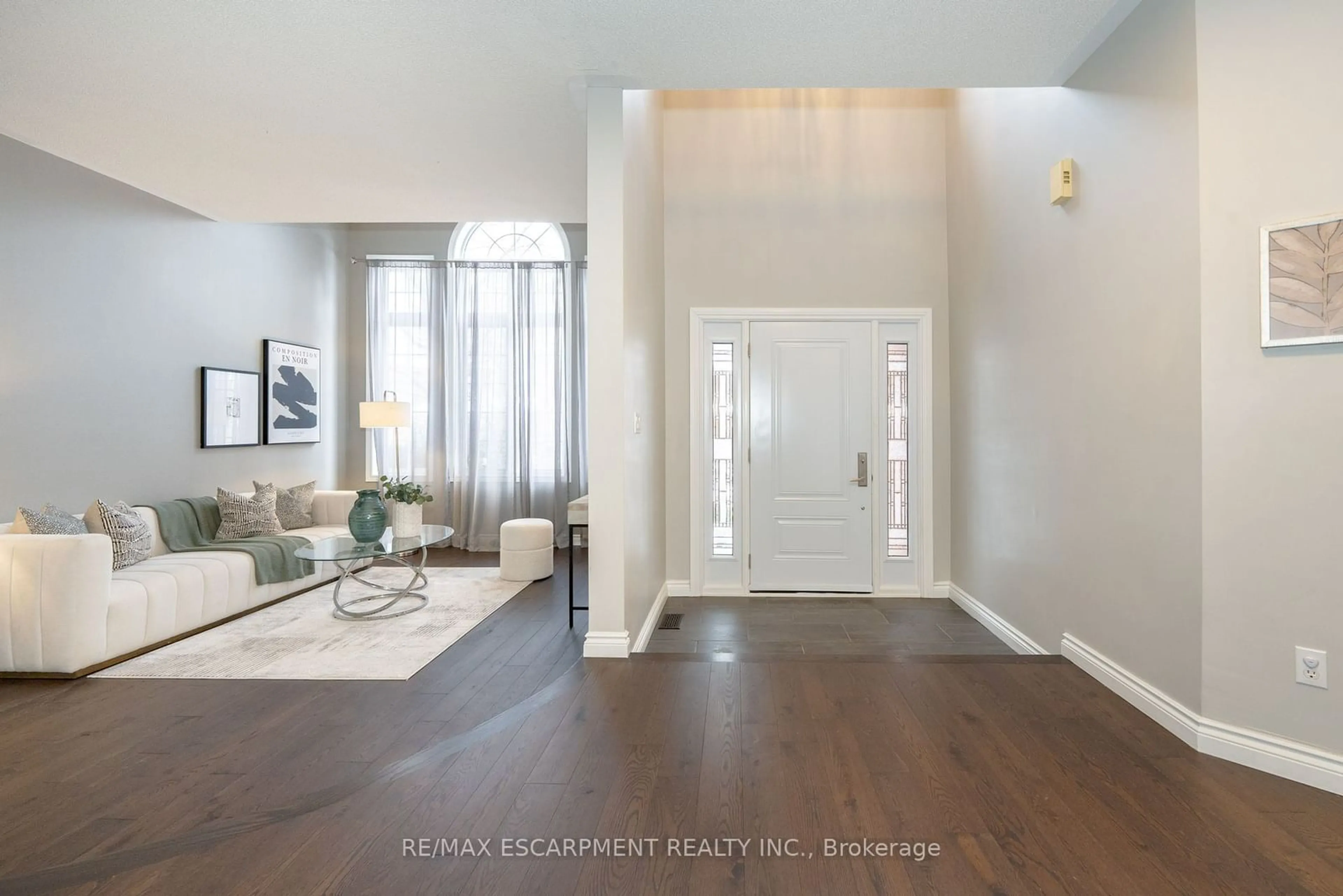 Indoor entryway for 1185 Lindenrock Dr, Oakville Ontario L6H 6T5