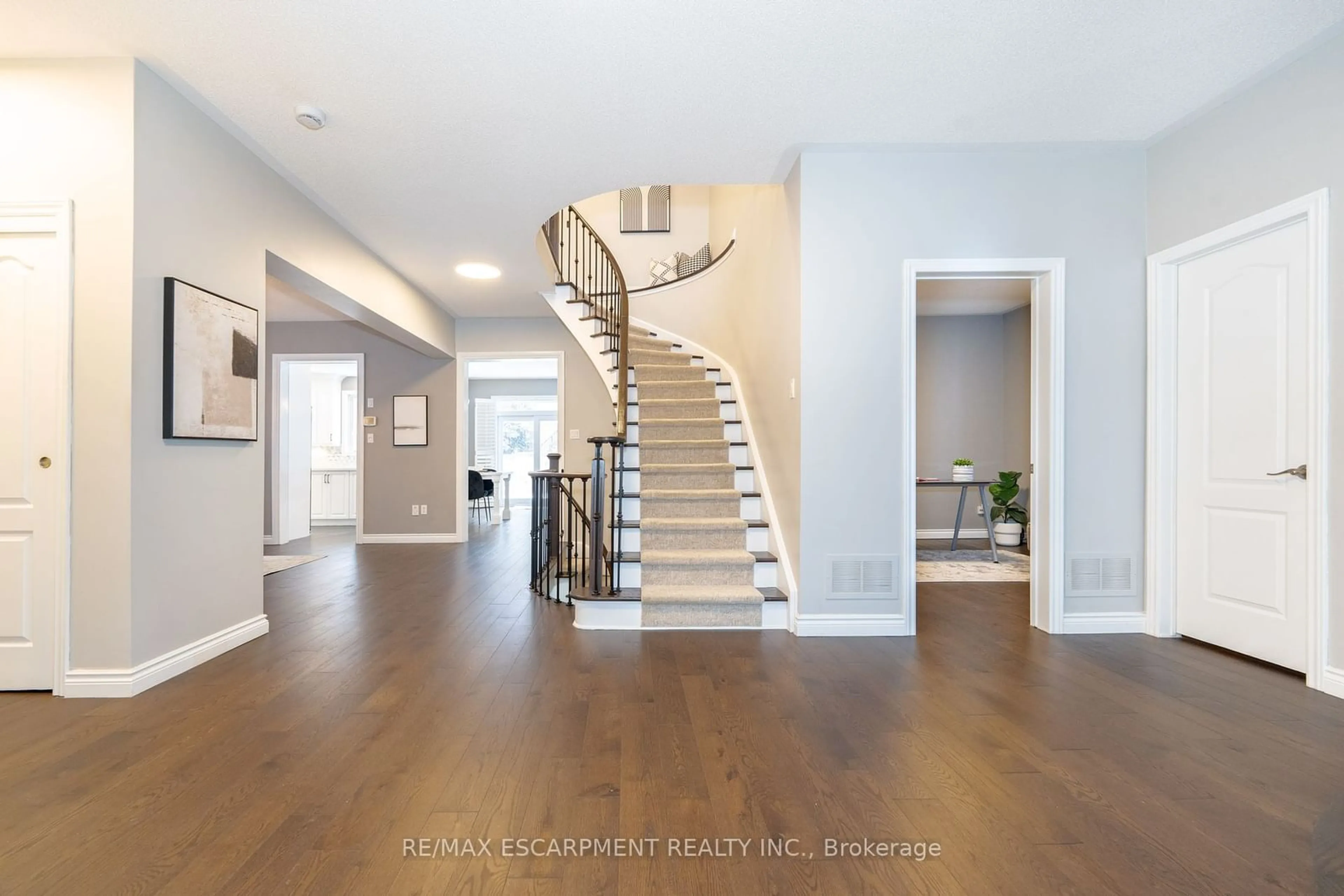 Indoor entryway for 1185 Lindenrock Dr, Oakville Ontario L6H 6T5