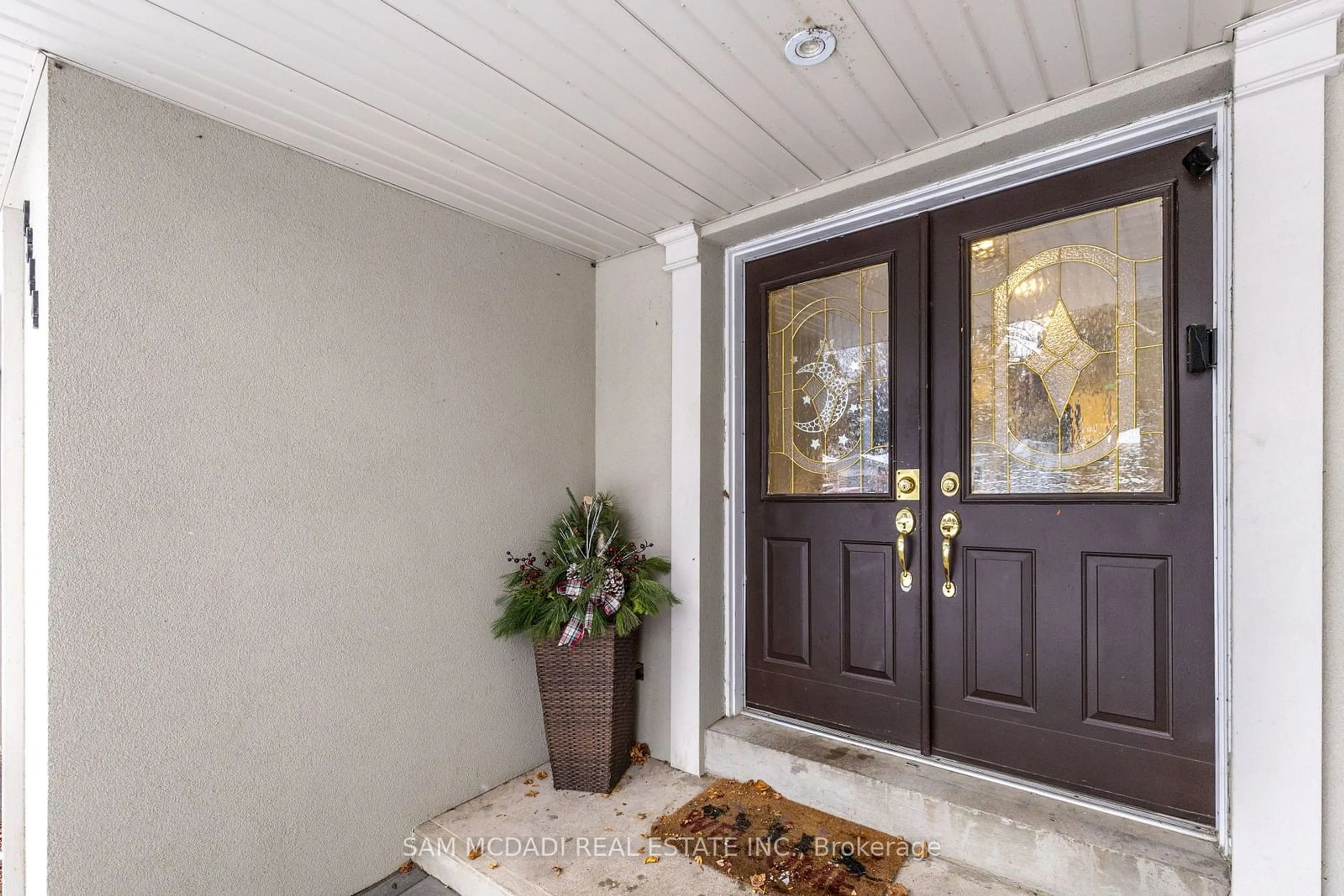 Indoor entryway for 2344 Devon Rd, Oakville Ontario L6J 5R5