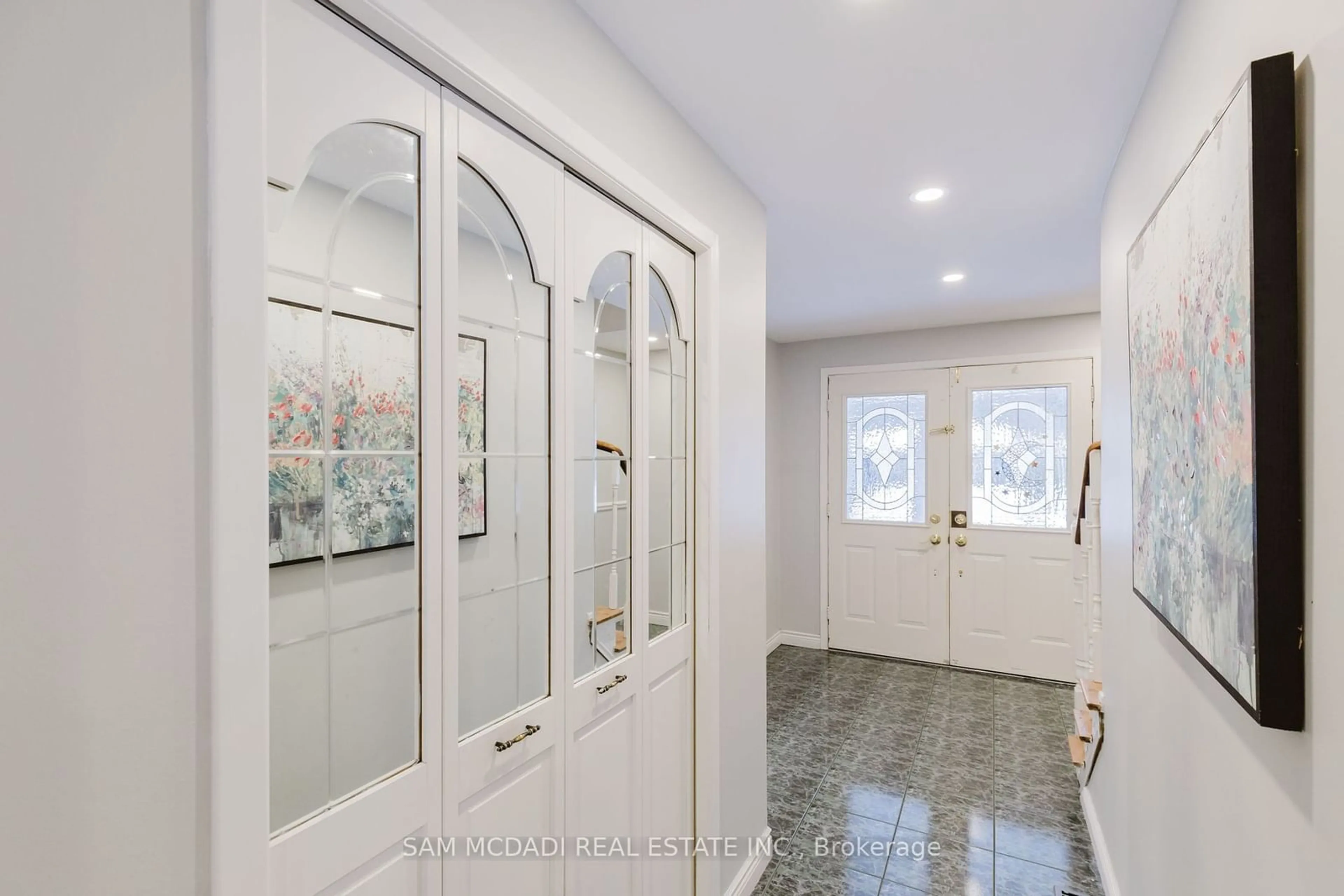 Indoor entryway for 2344 Devon Rd, Oakville Ontario L6J 5R5