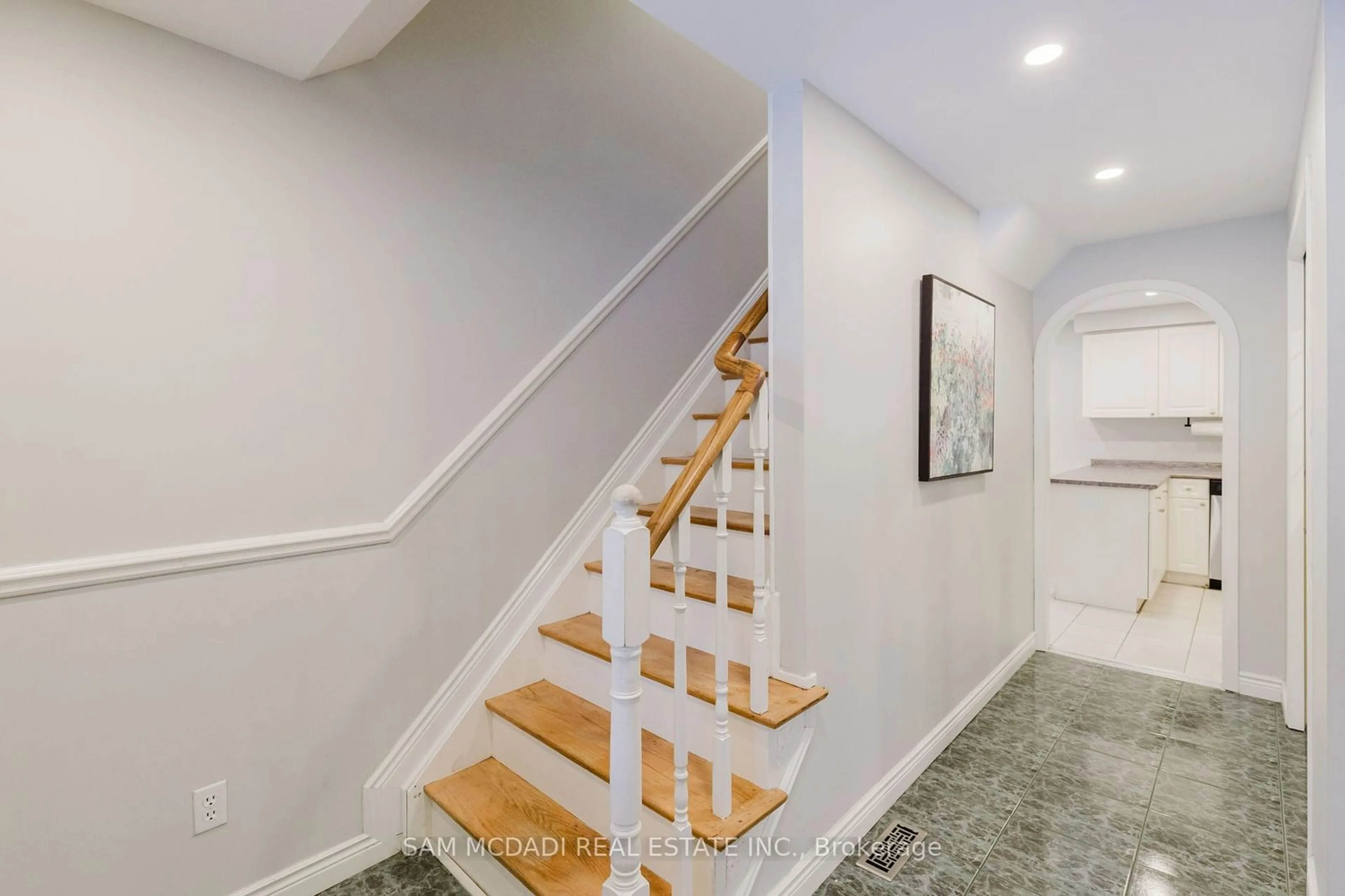 Stairs for 2344 Devon Rd, Oakville Ontario L6J 5R5