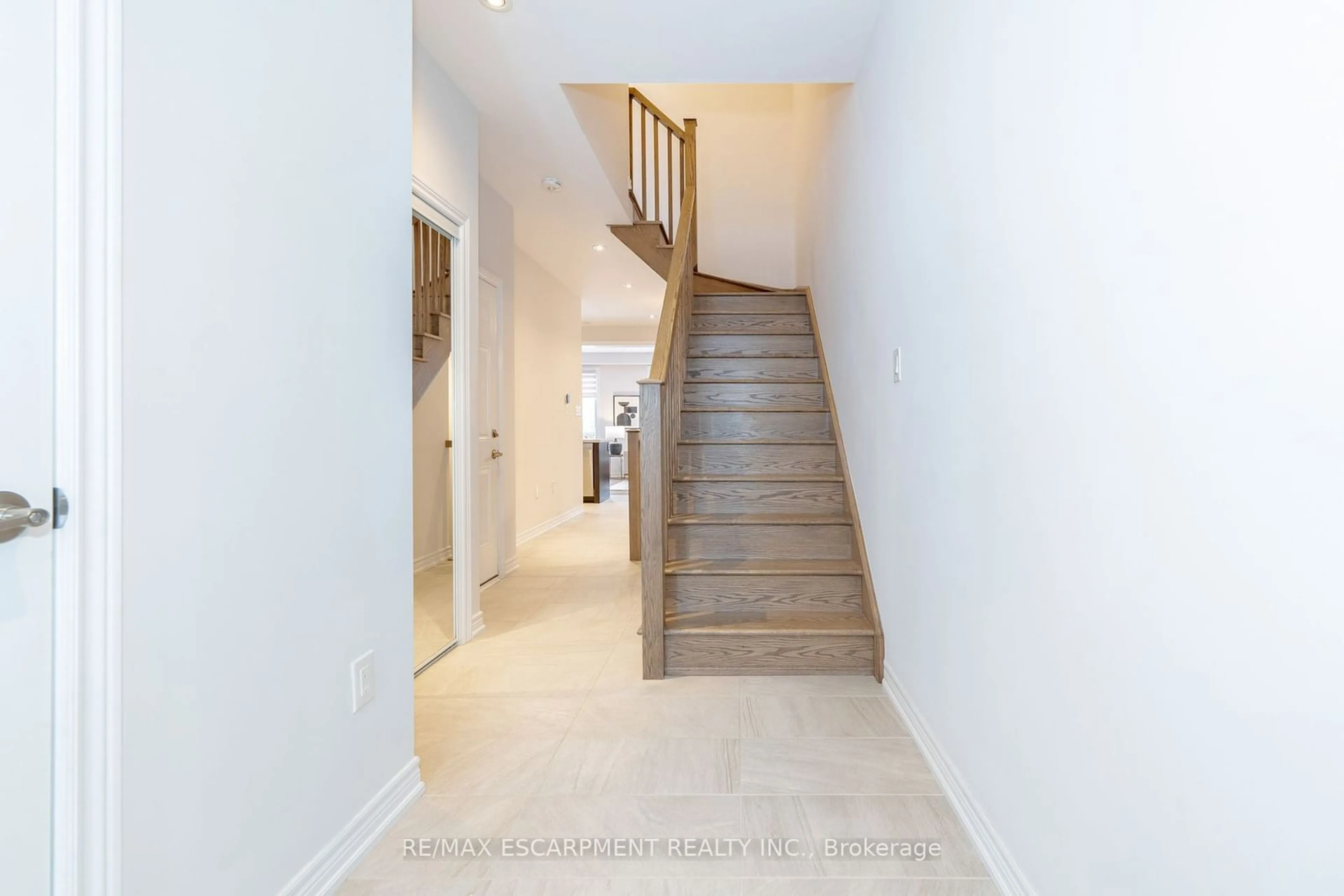 Indoor foyer for 366 Threshing Mill Blvd, Oakville Ontario L6H 7H5