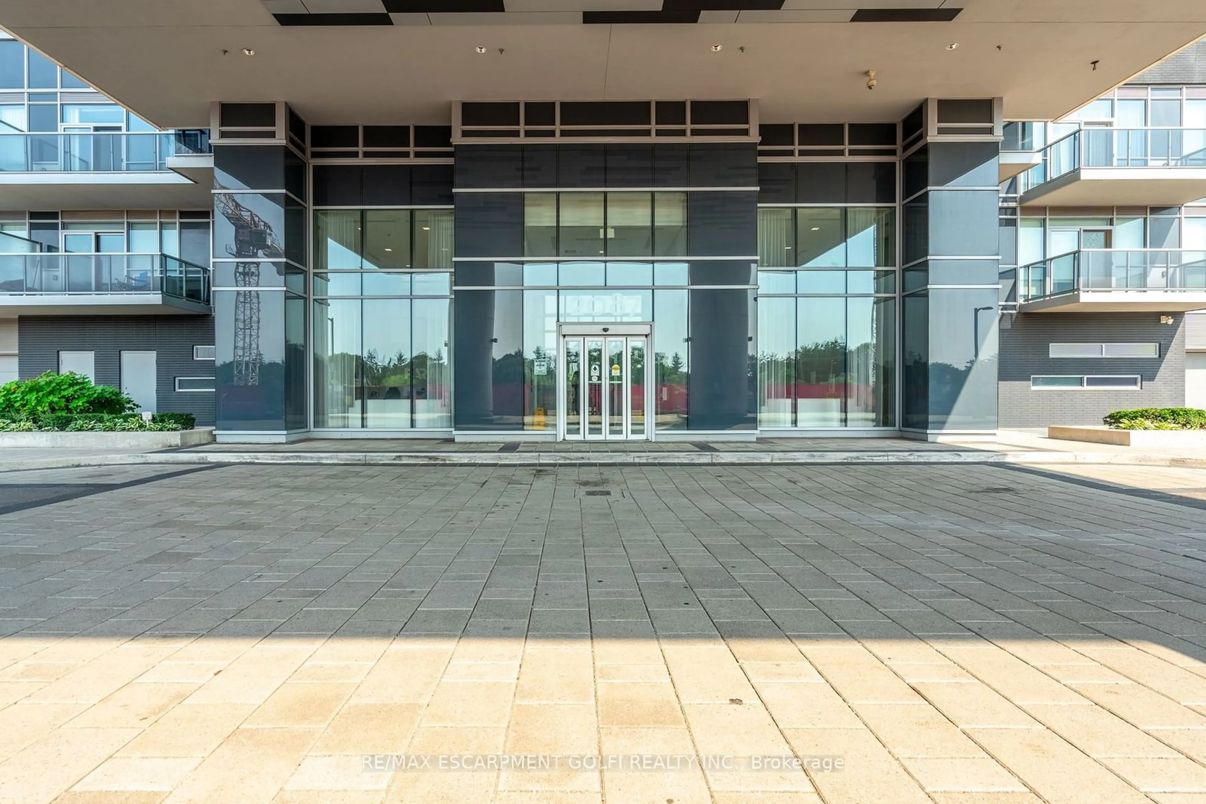 Indoor foyer for 2087 FAIRVIEW St #2001, Burlington Ontario L7R 0E5