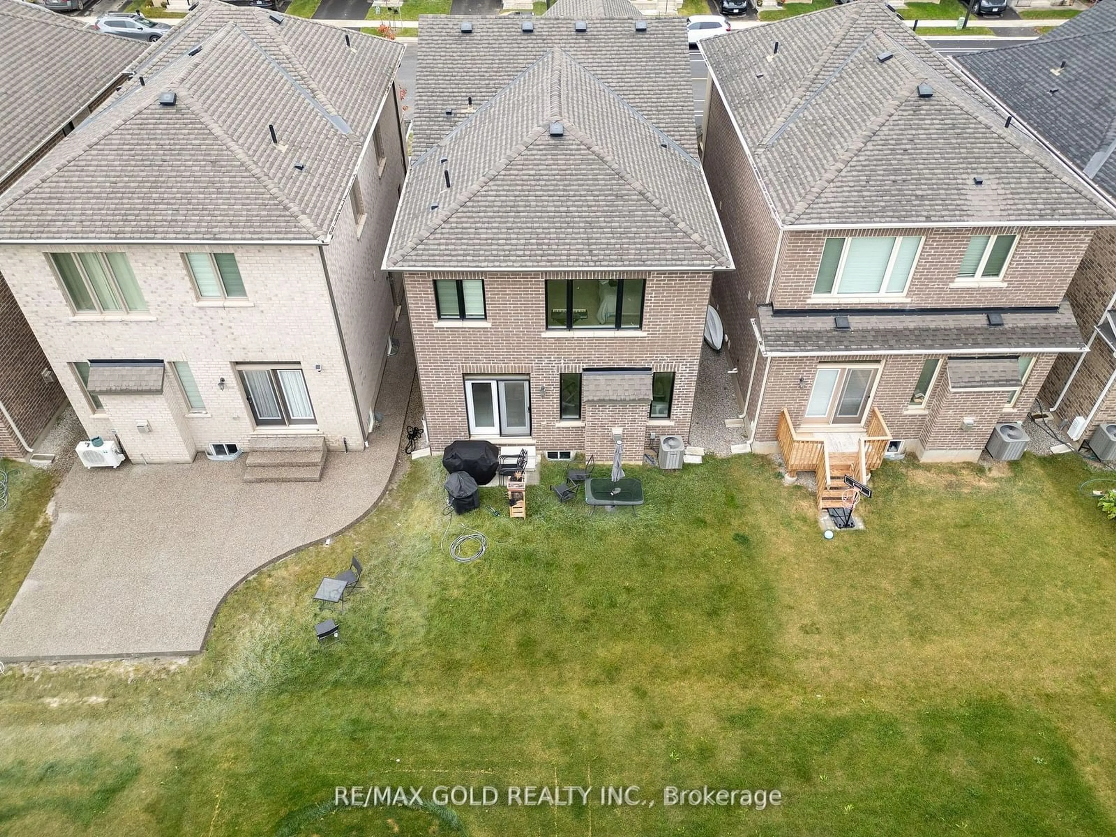 A pic from outside/outdoor area/front of a property/back of a property/a pic from drone, unknown for 1257 Trudeau Dr, Milton Ontario L9T 6H8