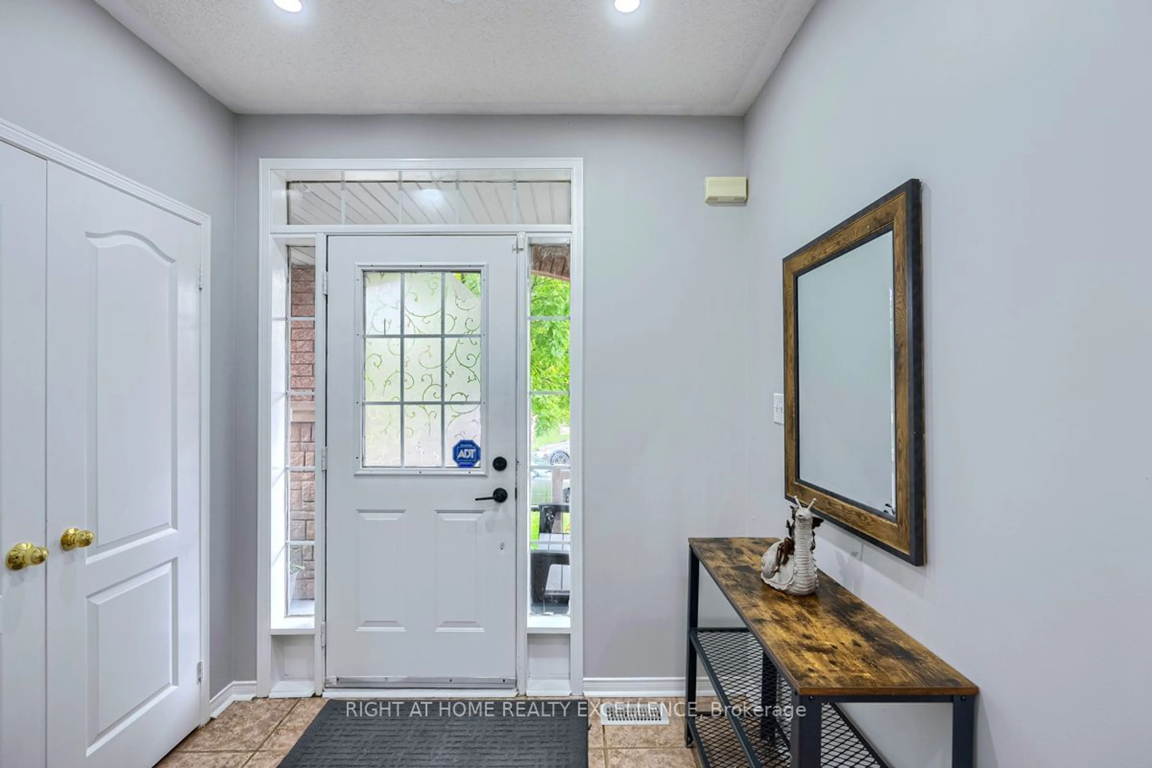 Indoor entryway for 4 Filbert Way, Brampton Ontario L7A 3E3