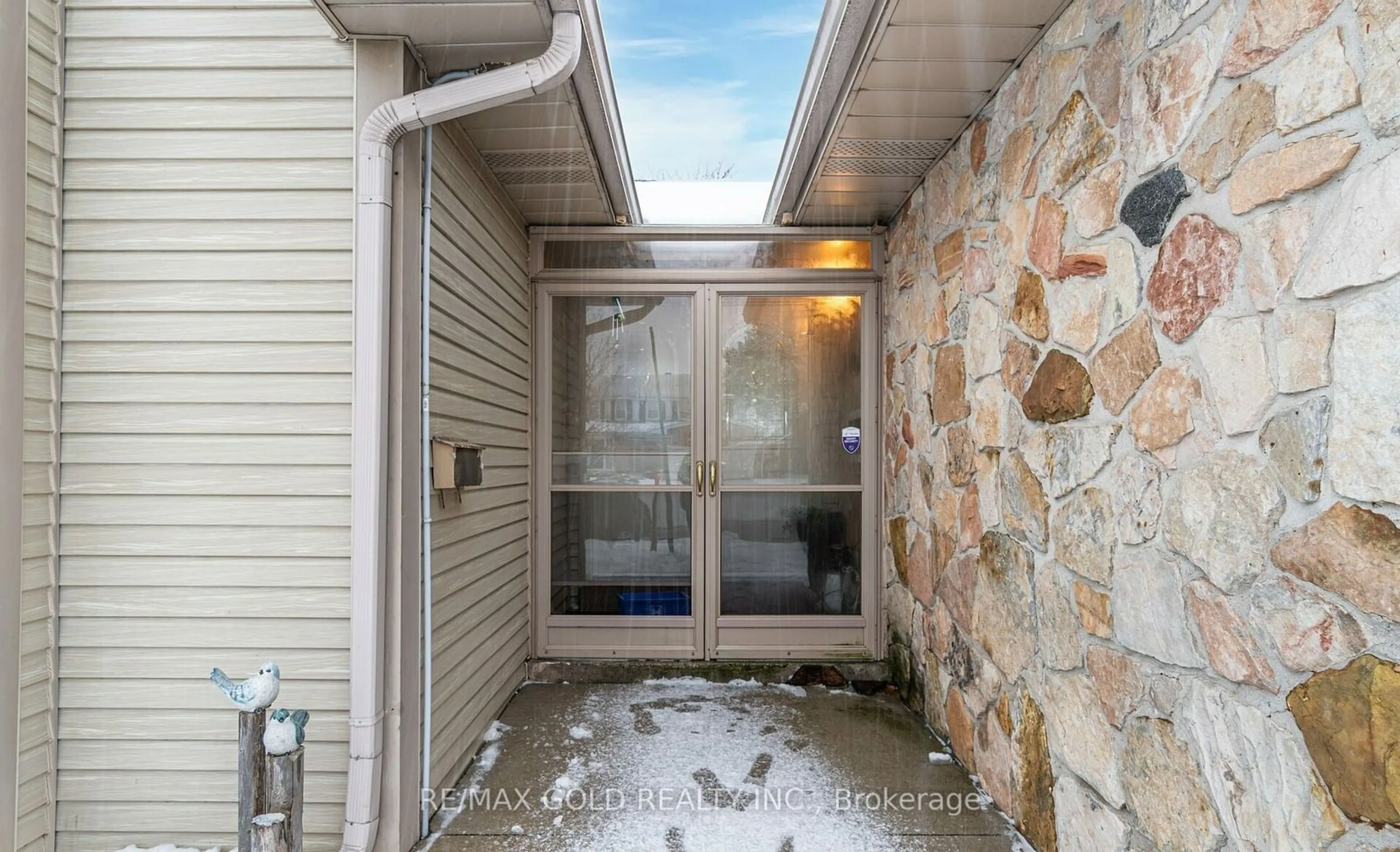 Indoor entryway for 17 Mansion St, Brampton Ontario L6S 3C9