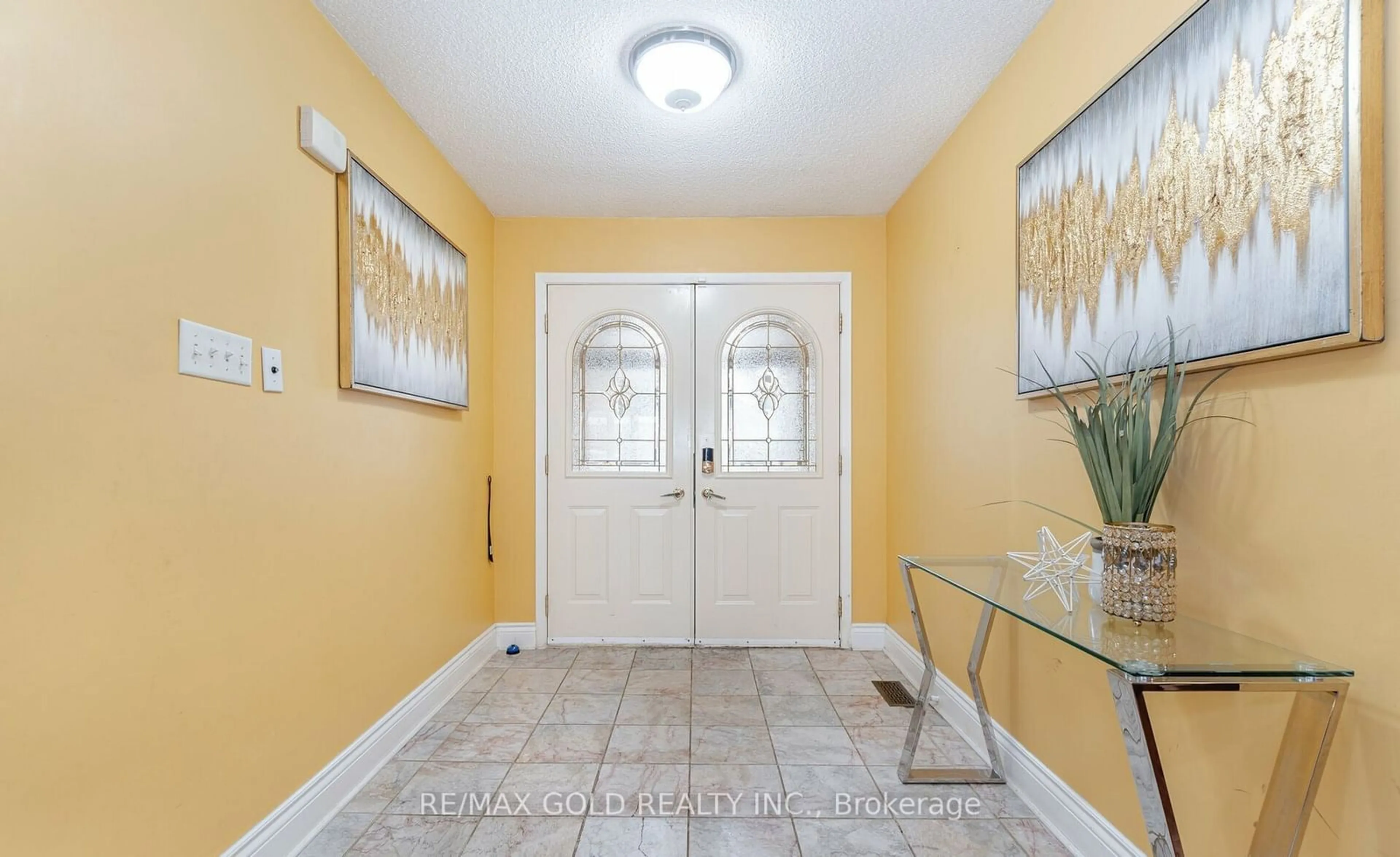 Indoor entryway for 17 Mansion St, Brampton Ontario L6S 3C9