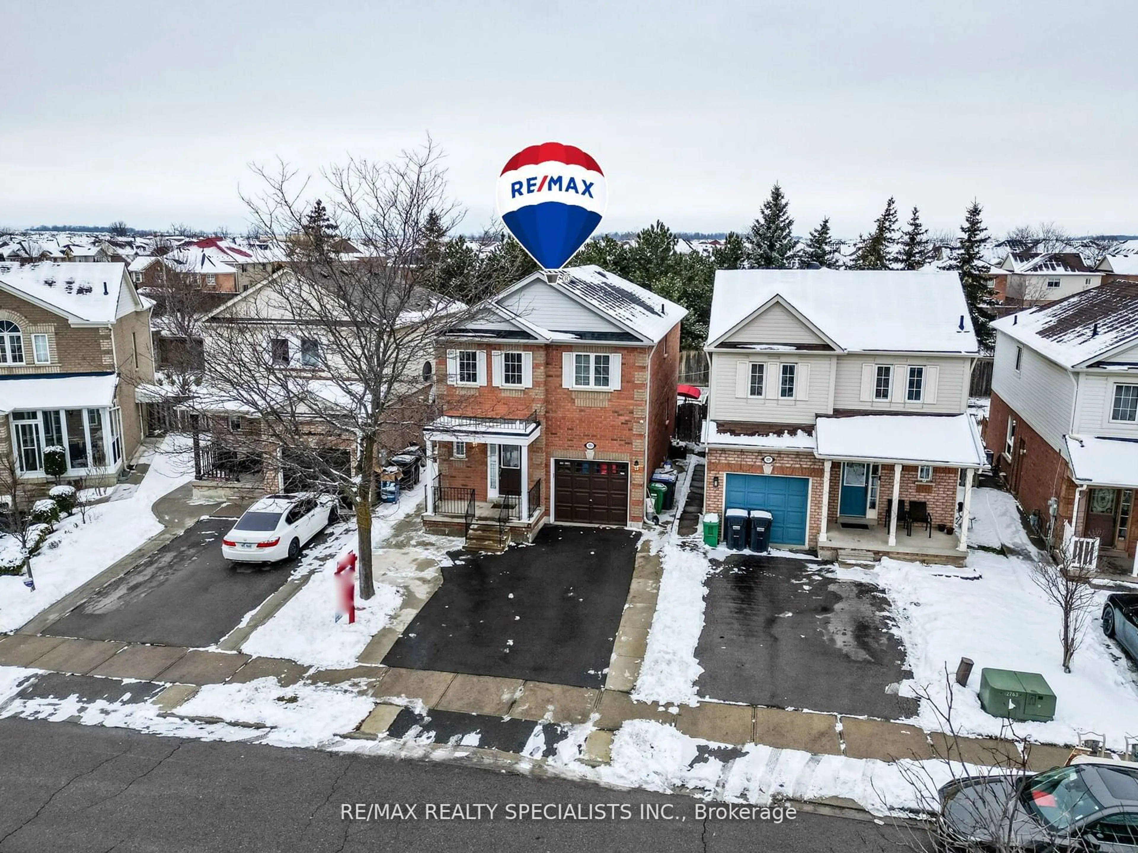 A pic from outside/outdoor area/front of a property/back of a property/a pic from drone, street for 109 Woodhaven Dr, Brampton Ontario L7A 1Y4