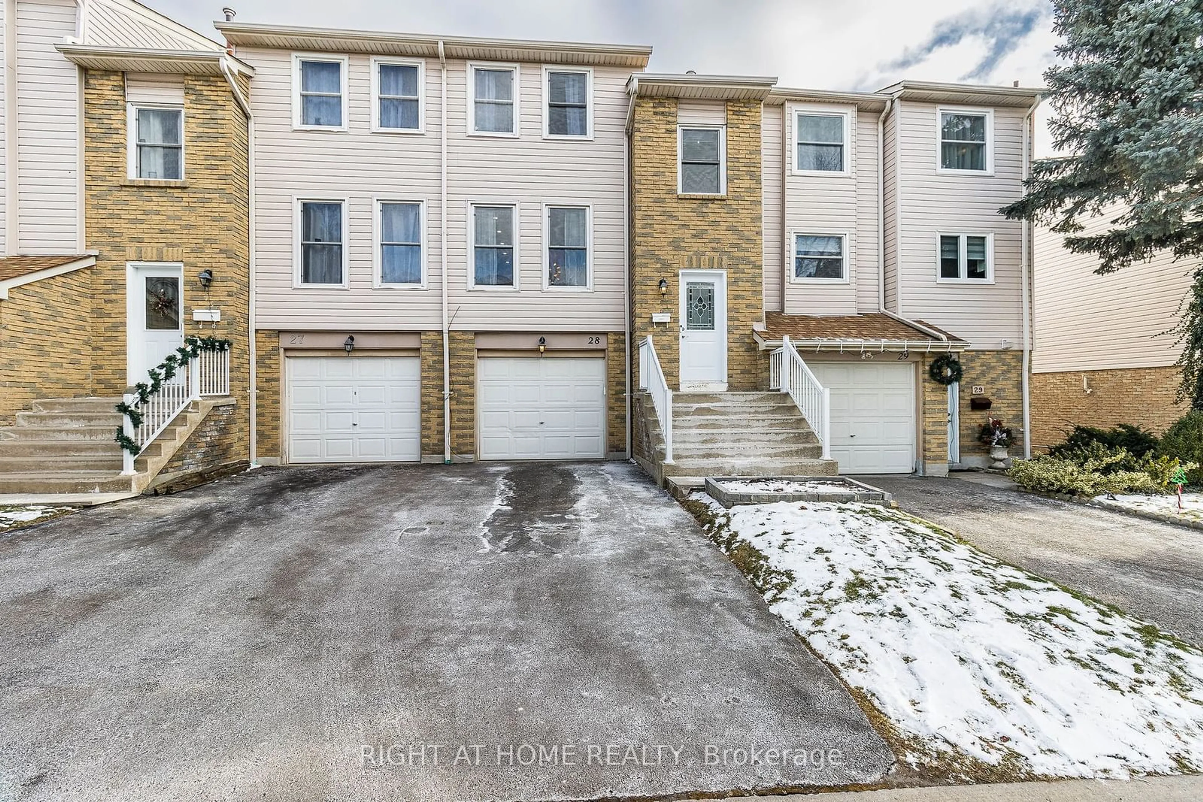 A pic from outside/outdoor area/front of a property/back of a property/a pic from drone, street for 5878 Montevideo Rd #28, Mississauga Ontario L5N 2V5