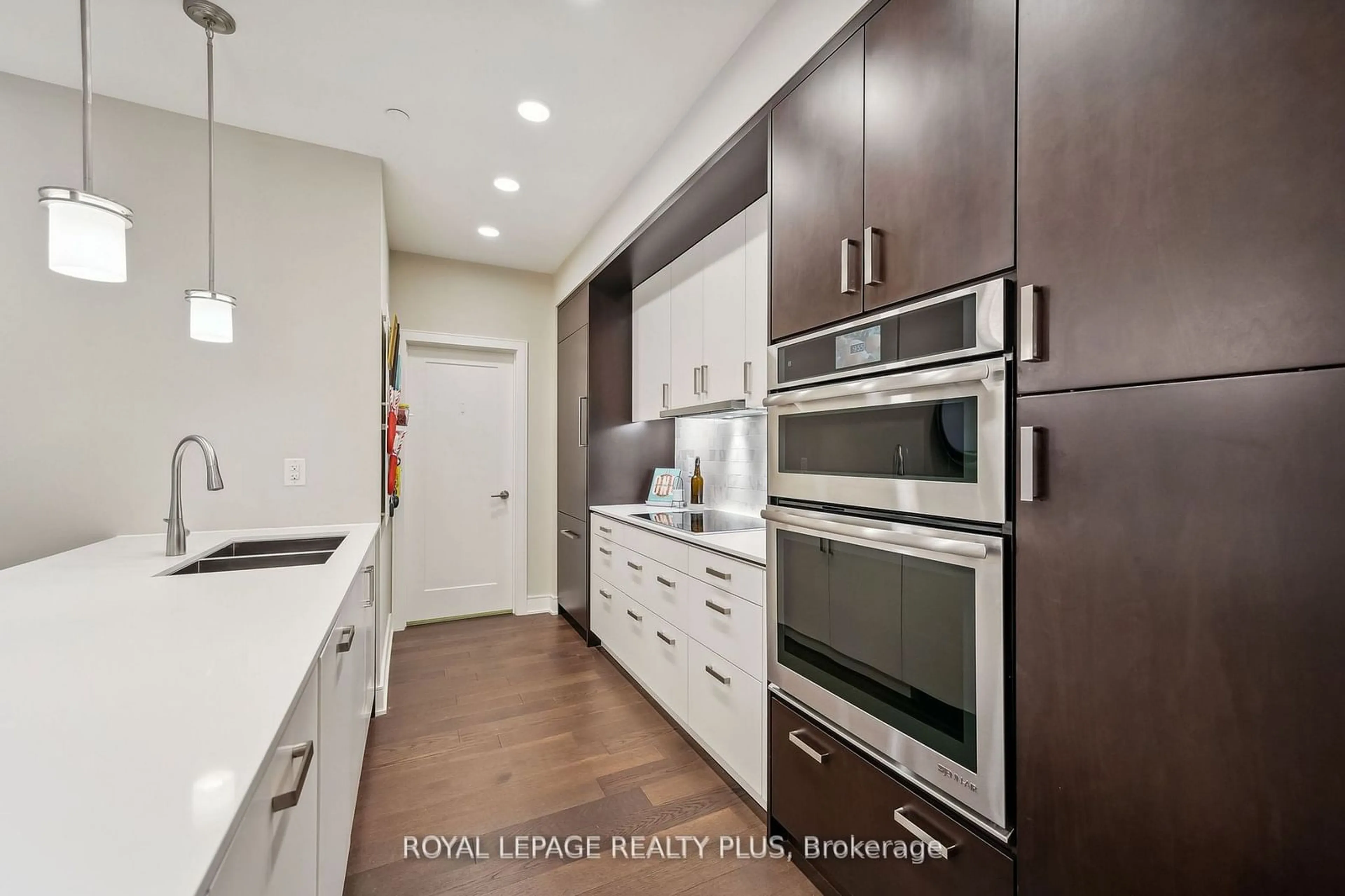 Contemporary kitchen, wood/laminate floor for 1575 Lakeshore Rd #116, Mississauga Ontario L5J 0B1