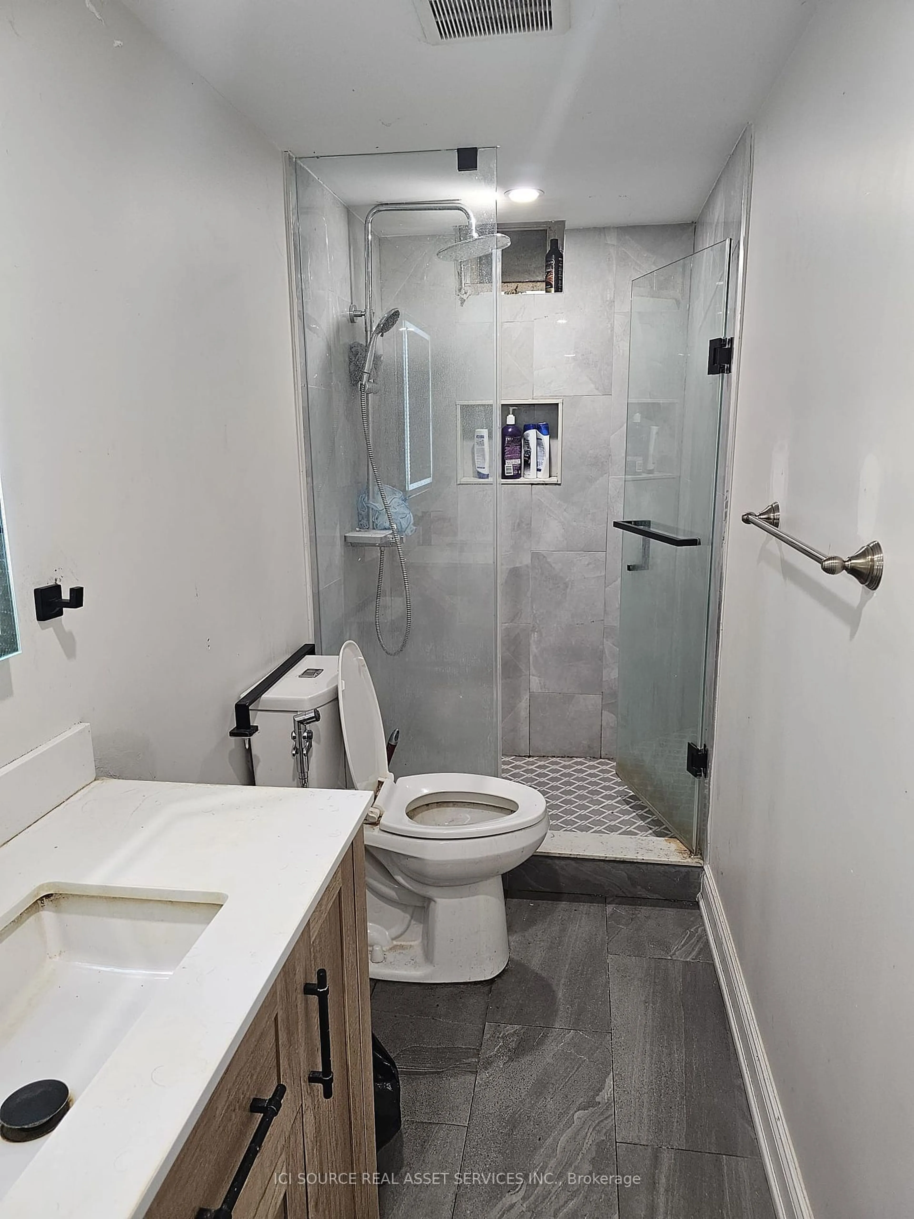 Standard bathroom, ceramic/tile floor for 3574 Golden Orchard Dr, Mississauga Ontario L4Y 3H8