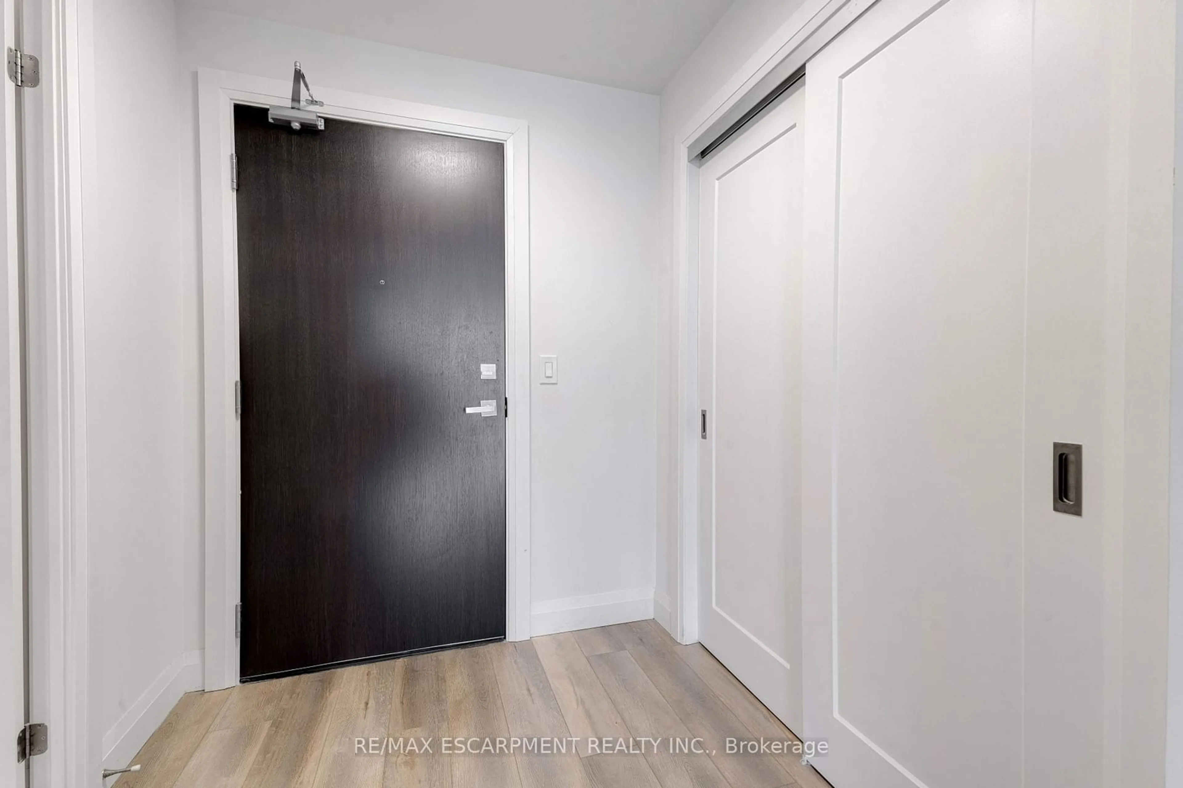 Indoor entryway for 500 Brock Ave #1101, Burlington Ontario L7S 0A5