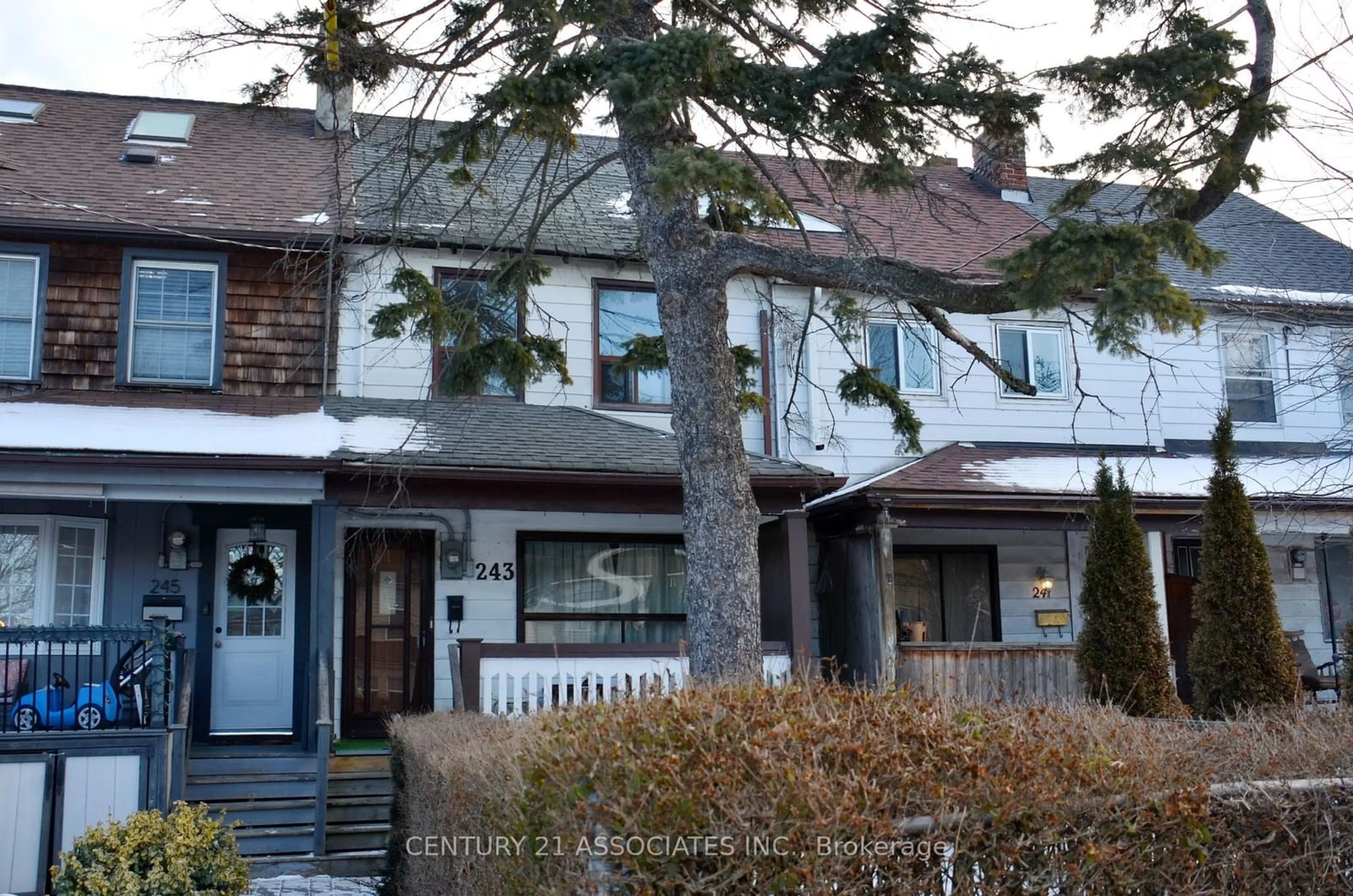 A pic from outside/outdoor area/front of a property/back of a property/a pic from drone, street for 243 Sixth St, Toronto Ontario M8V 3A8