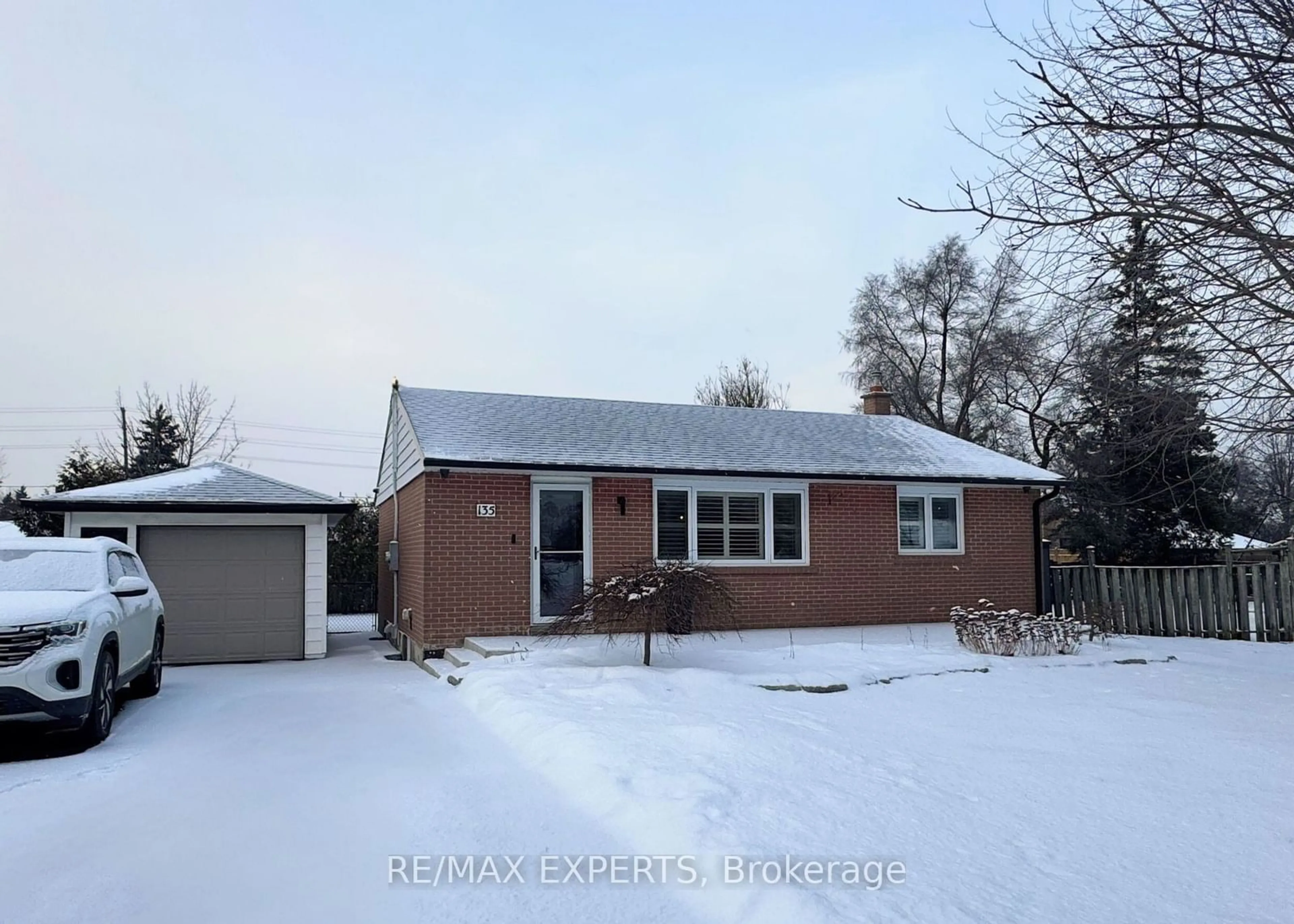 A pic from outside/outdoor area/front of a property/back of a property/a pic from drone, street for 135 Martha Cres, Caledon Ontario L7E 4X5