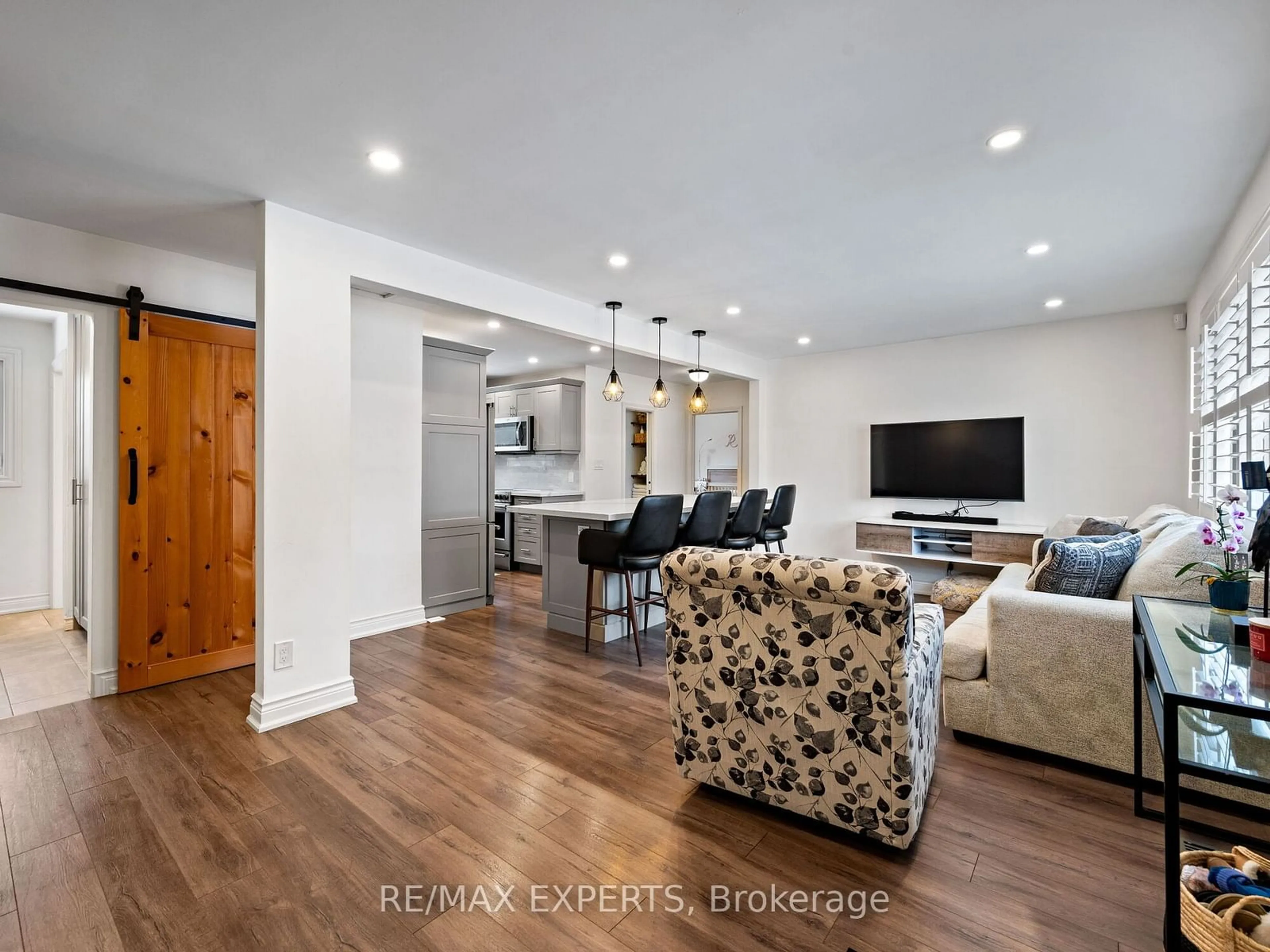 Living room with furniture, wood/laminate floor for 135 Martha Cres, Caledon Ontario L7E 4X5