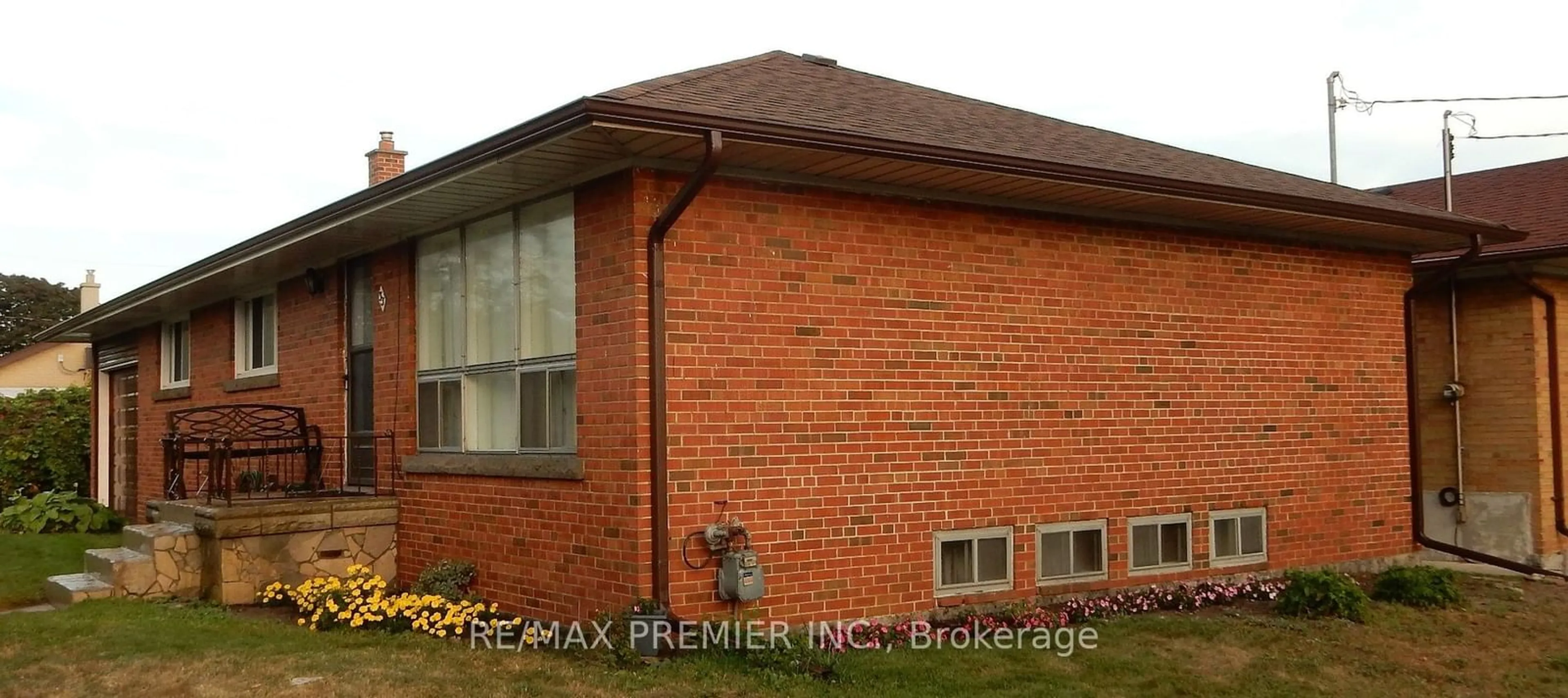 Home with brick exterior material, building for 33 Warnica Ave, Toronto Ontario M8Z 1Z5