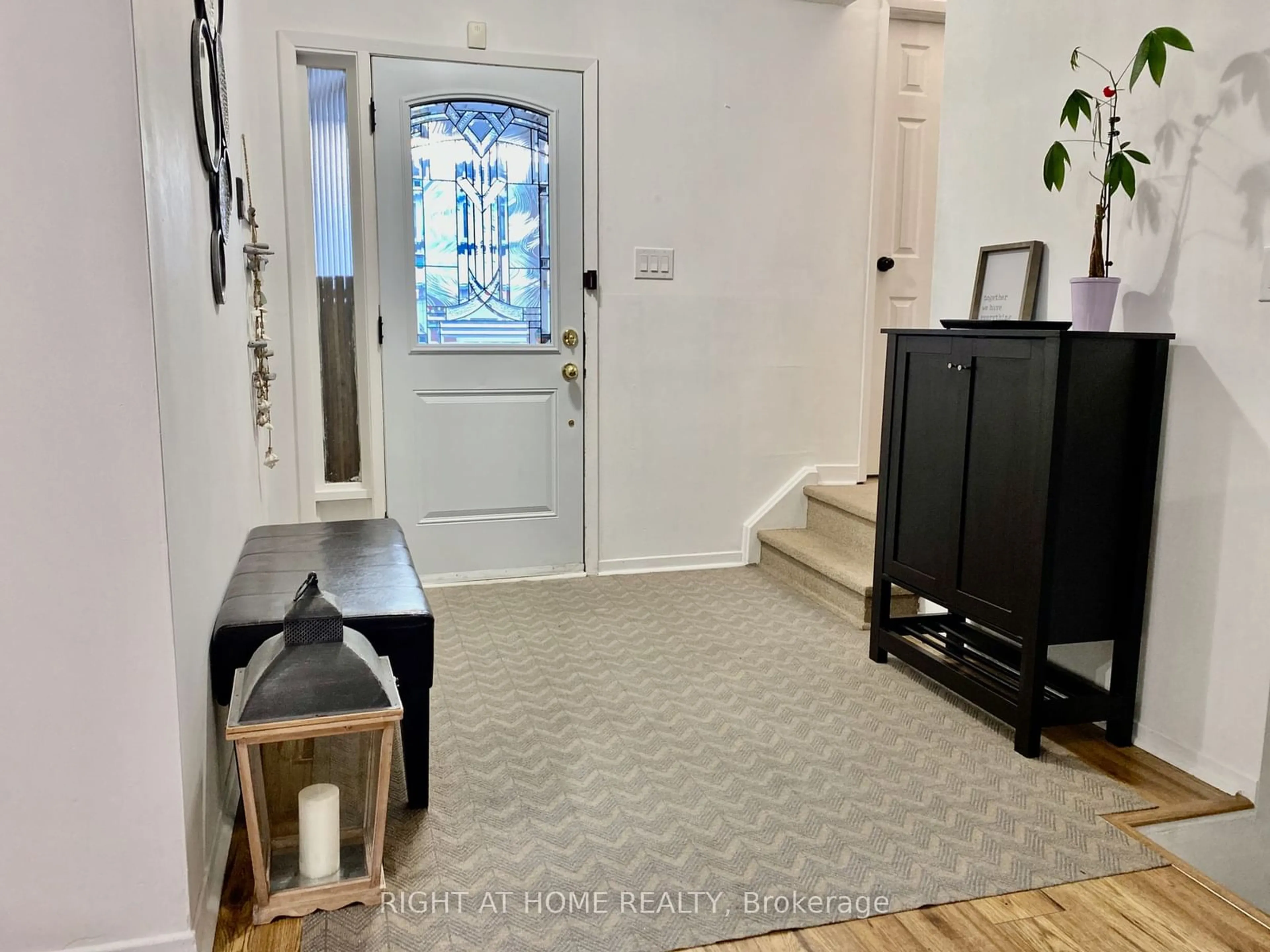 Indoor entryway for 453 Woodview Rd #7, Burlington Ontario L7N 2Z9