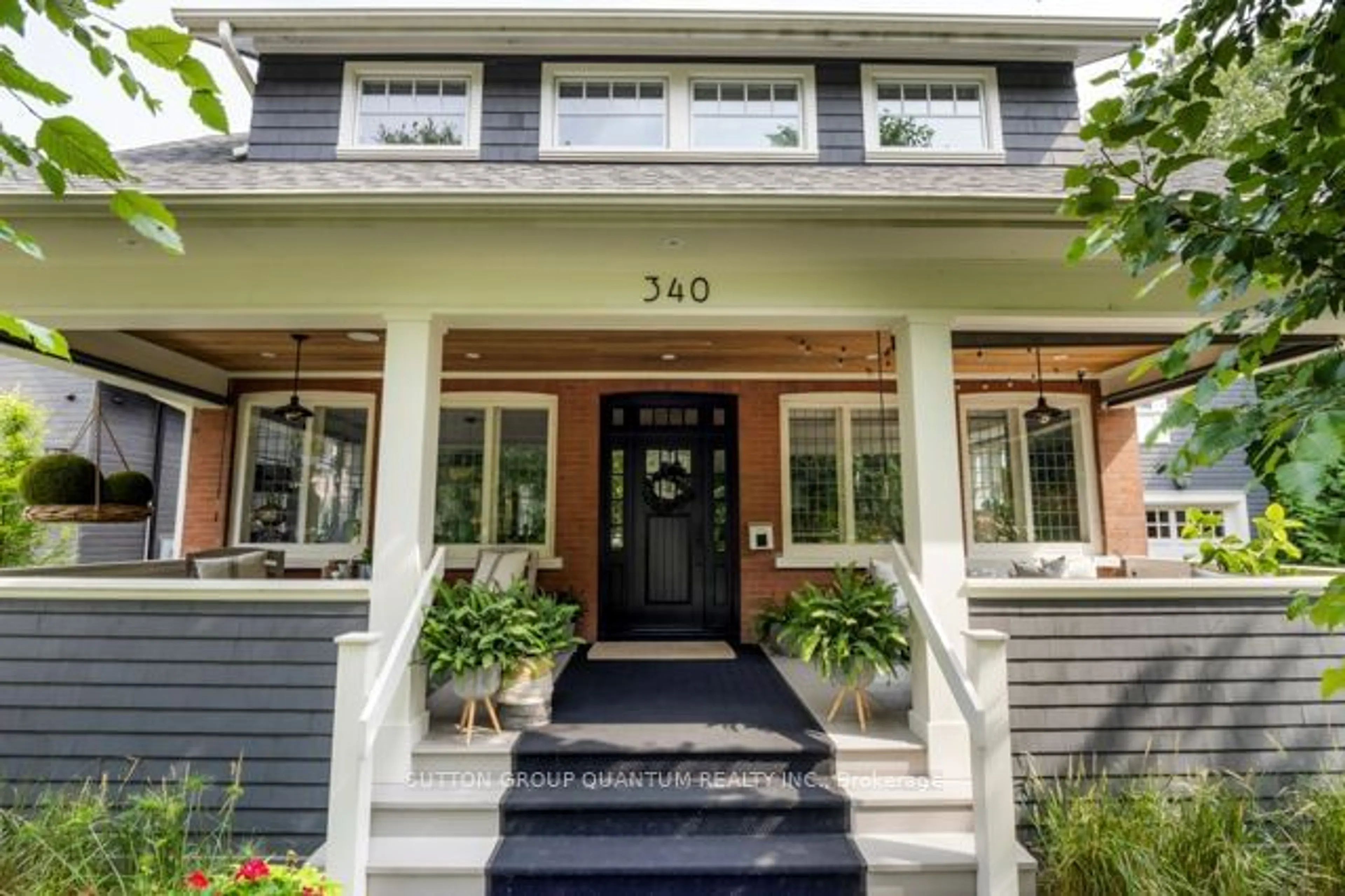 Indoor entryway for 340 Spruce St, Oakville Ontario L6J 2H1