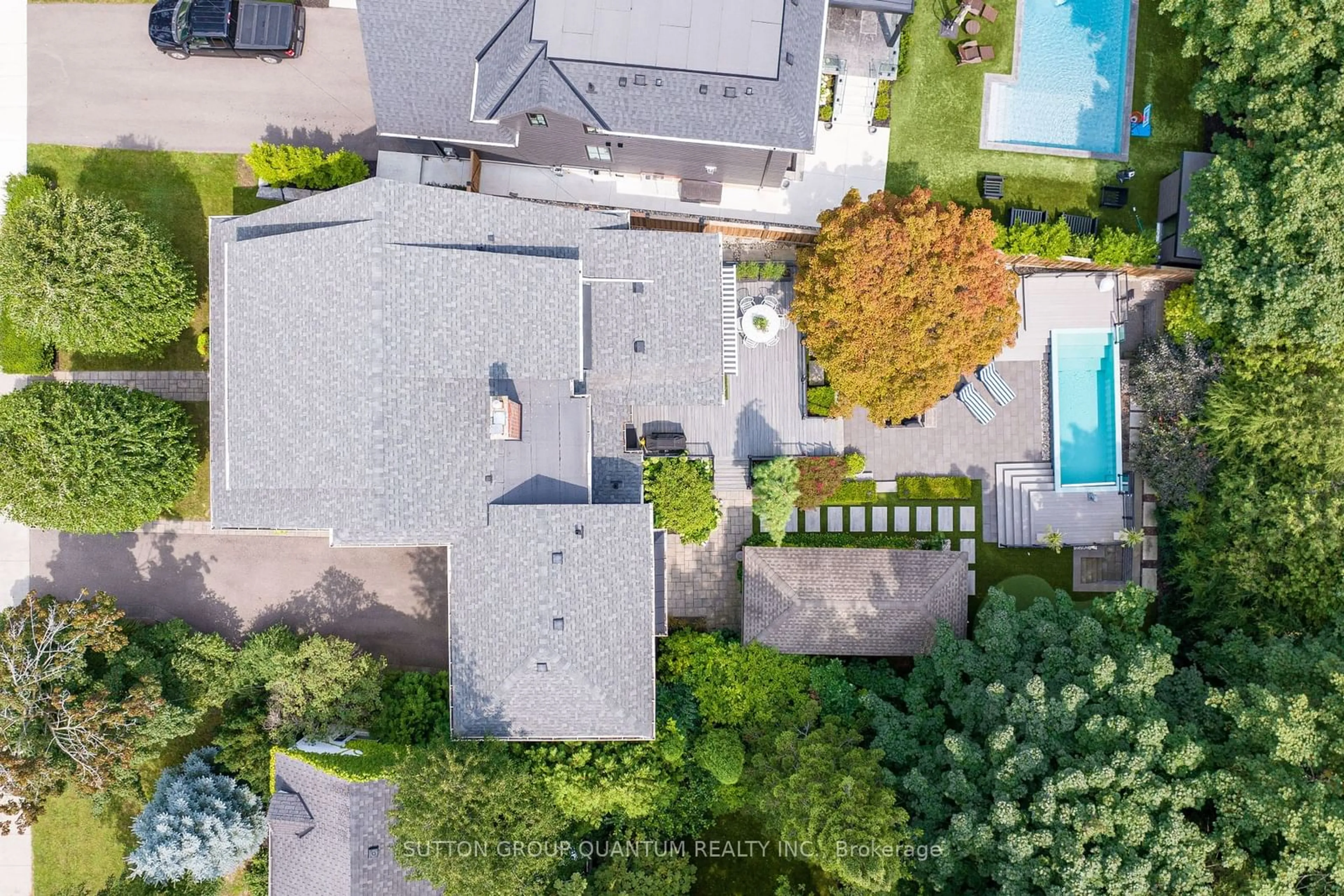 A pic from outside/outdoor area/front of a property/back of a property/a pic from drone, street for 340 Spruce St, Oakville Ontario L6J 2H1