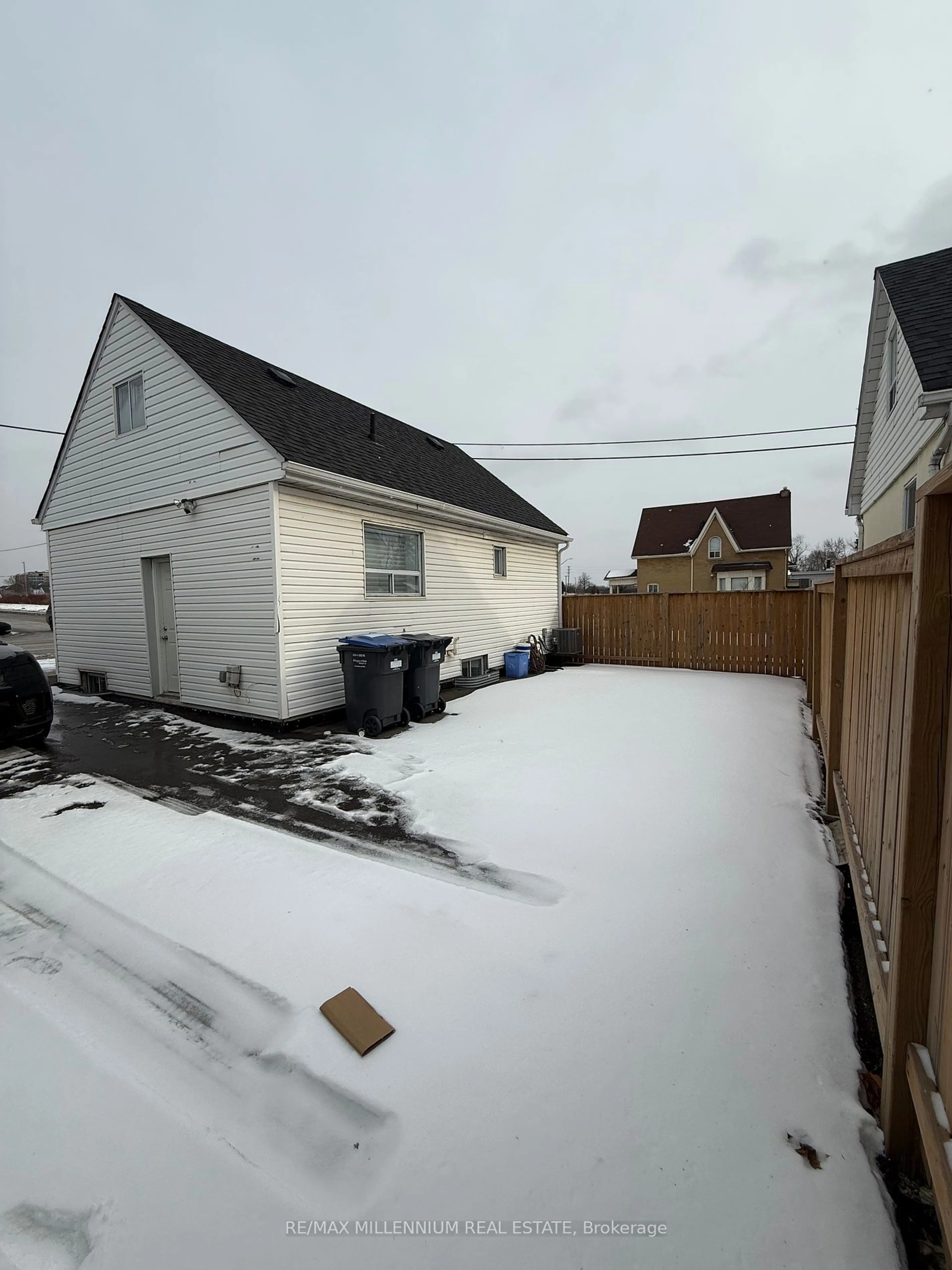 A pic from outside/outdoor area/front of a property/back of a property/a pic from drone, street for 15 Centre St, Brampton Ontario L6W 2X6