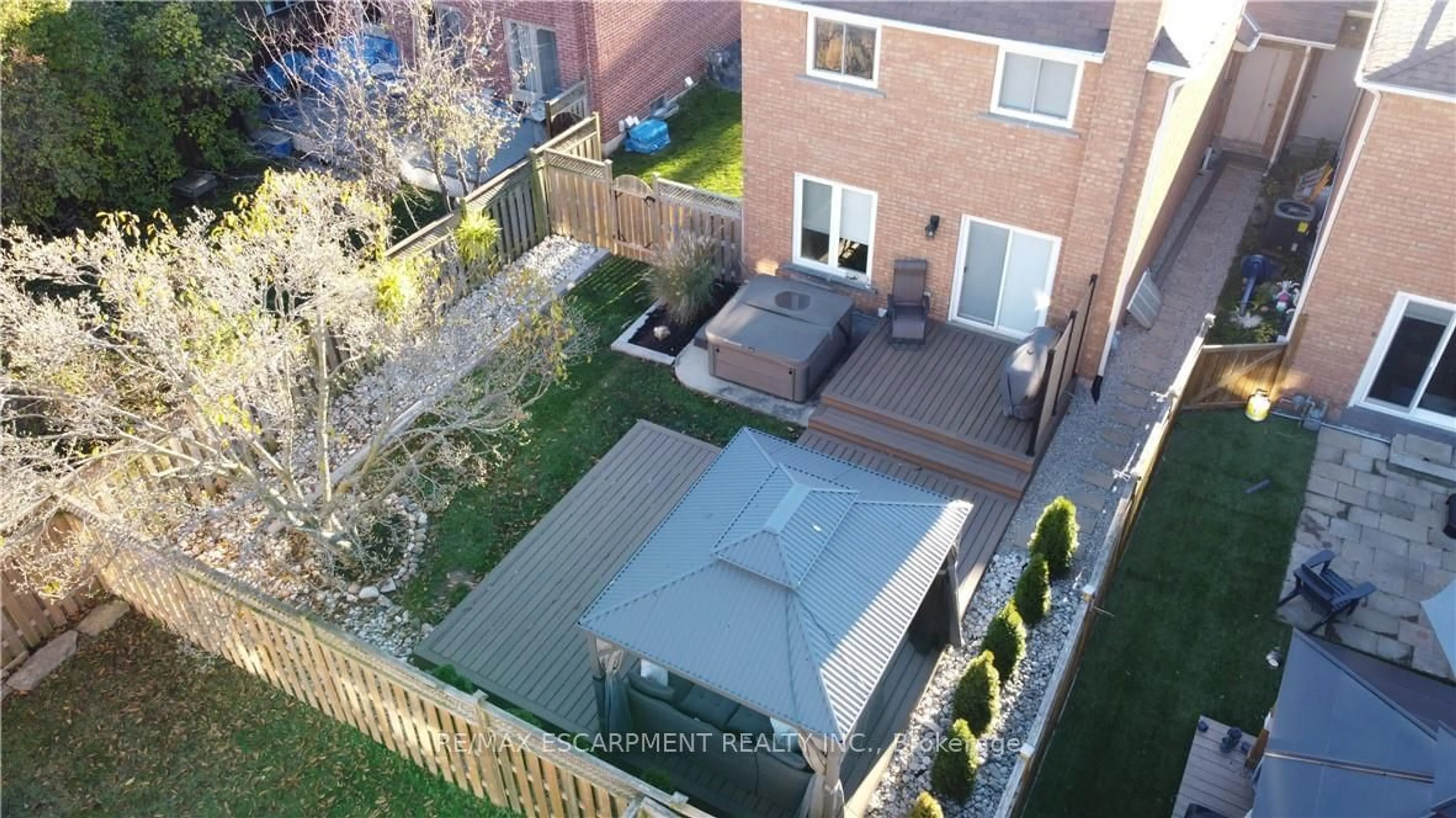 A pic from outside/outdoor area/front of a property/back of a property/a pic from drone, unknown for 633 Amelia Cres, Burlington Ontario L7L 6E6