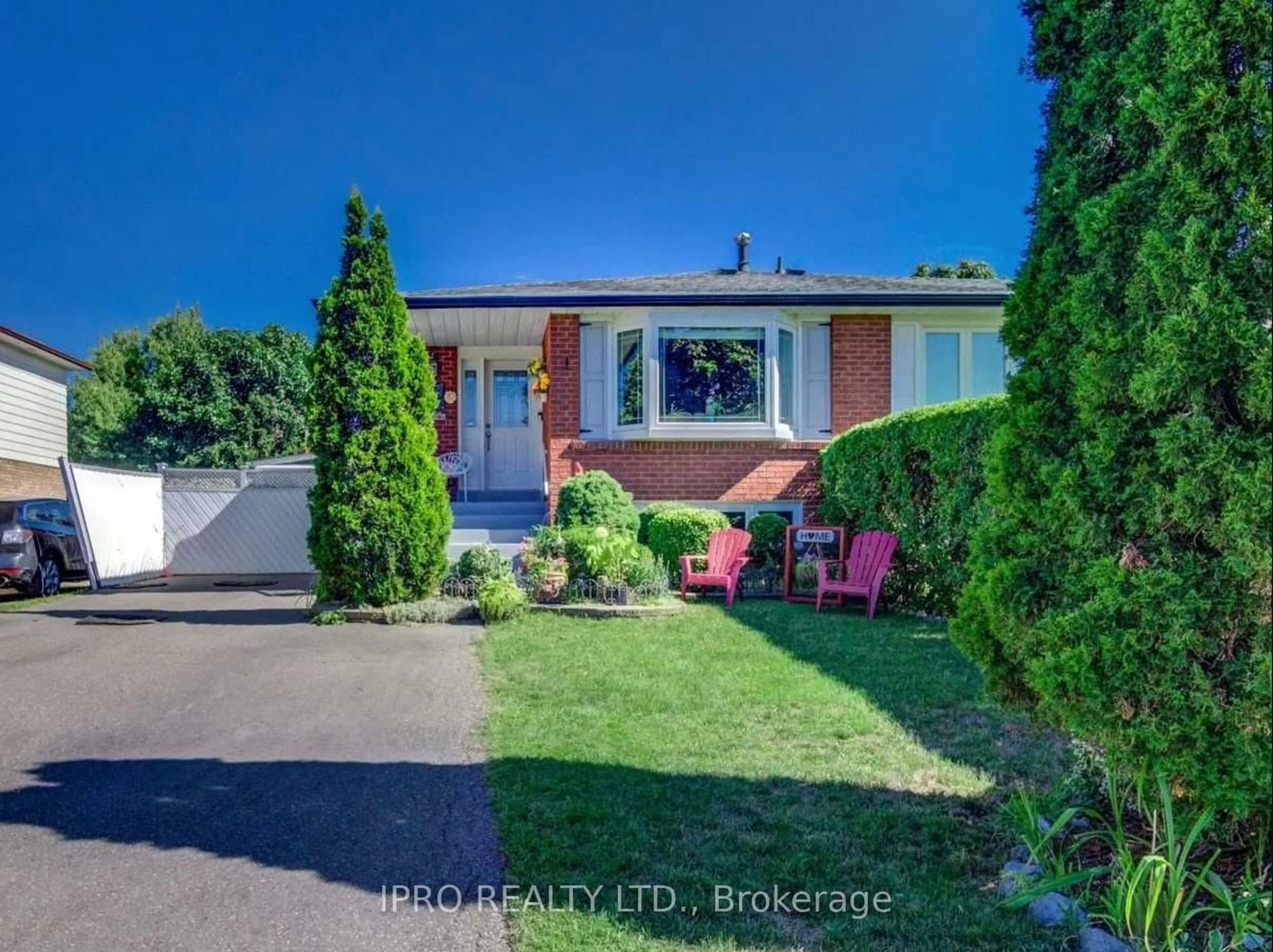 A pic from outside/outdoor area/front of a property/back of a property/a pic from drone, street for 19 Forsythia Rd, Brampton Ontario L6T 2G2