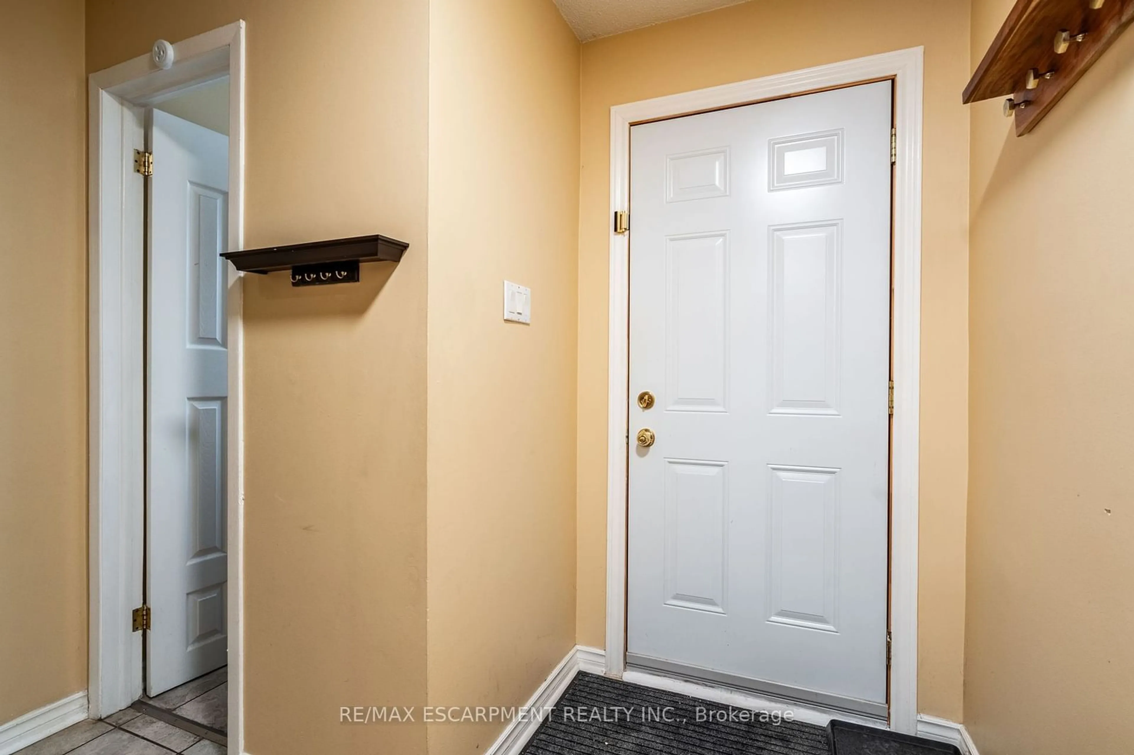 Indoor entryway for 1493 Ester Dr, Burlington Ontario L7P 1L5