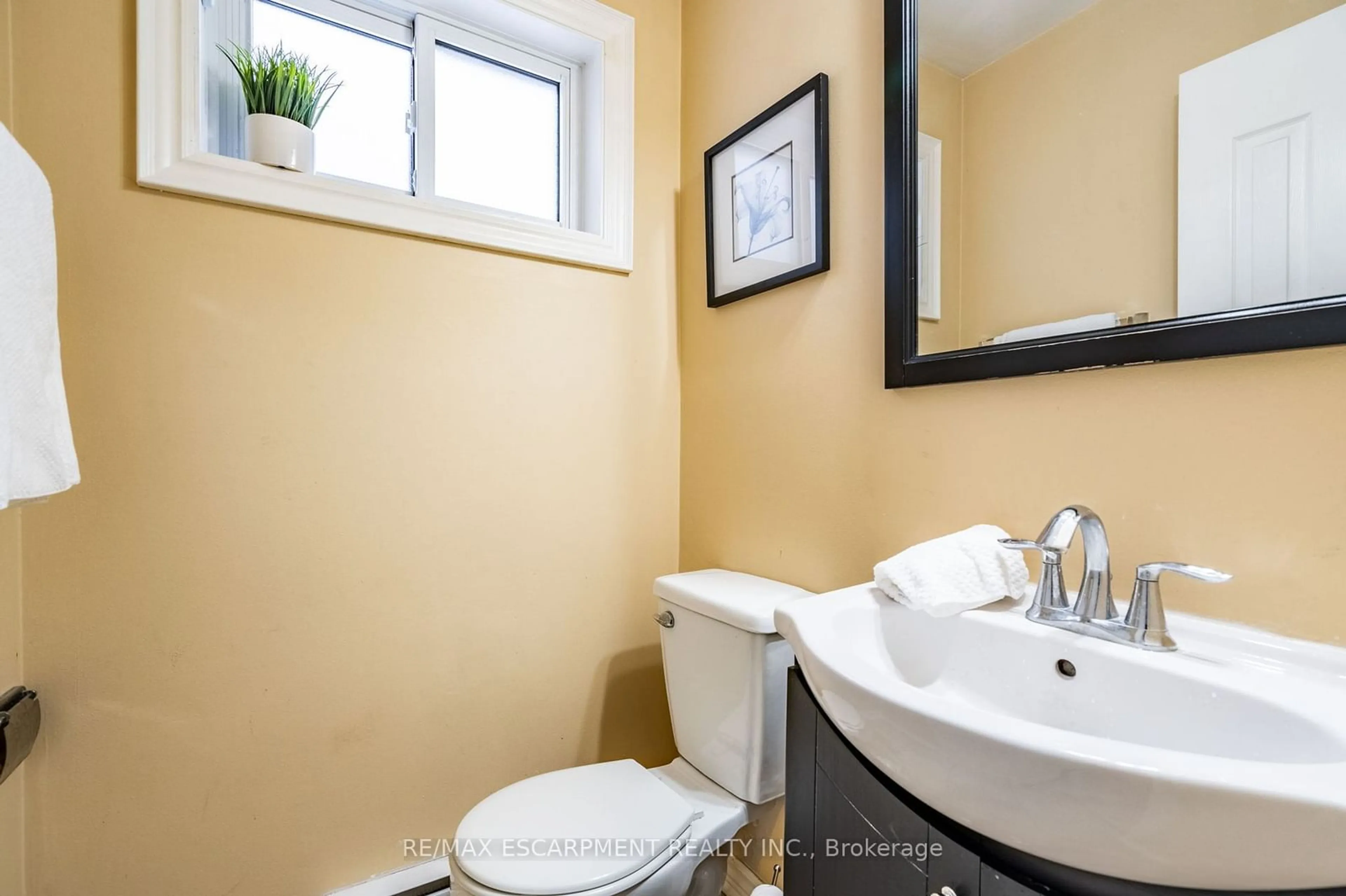 Standard bathroom, ceramic/tile floor for 1493 Ester Dr, Burlington Ontario L7P 1L5