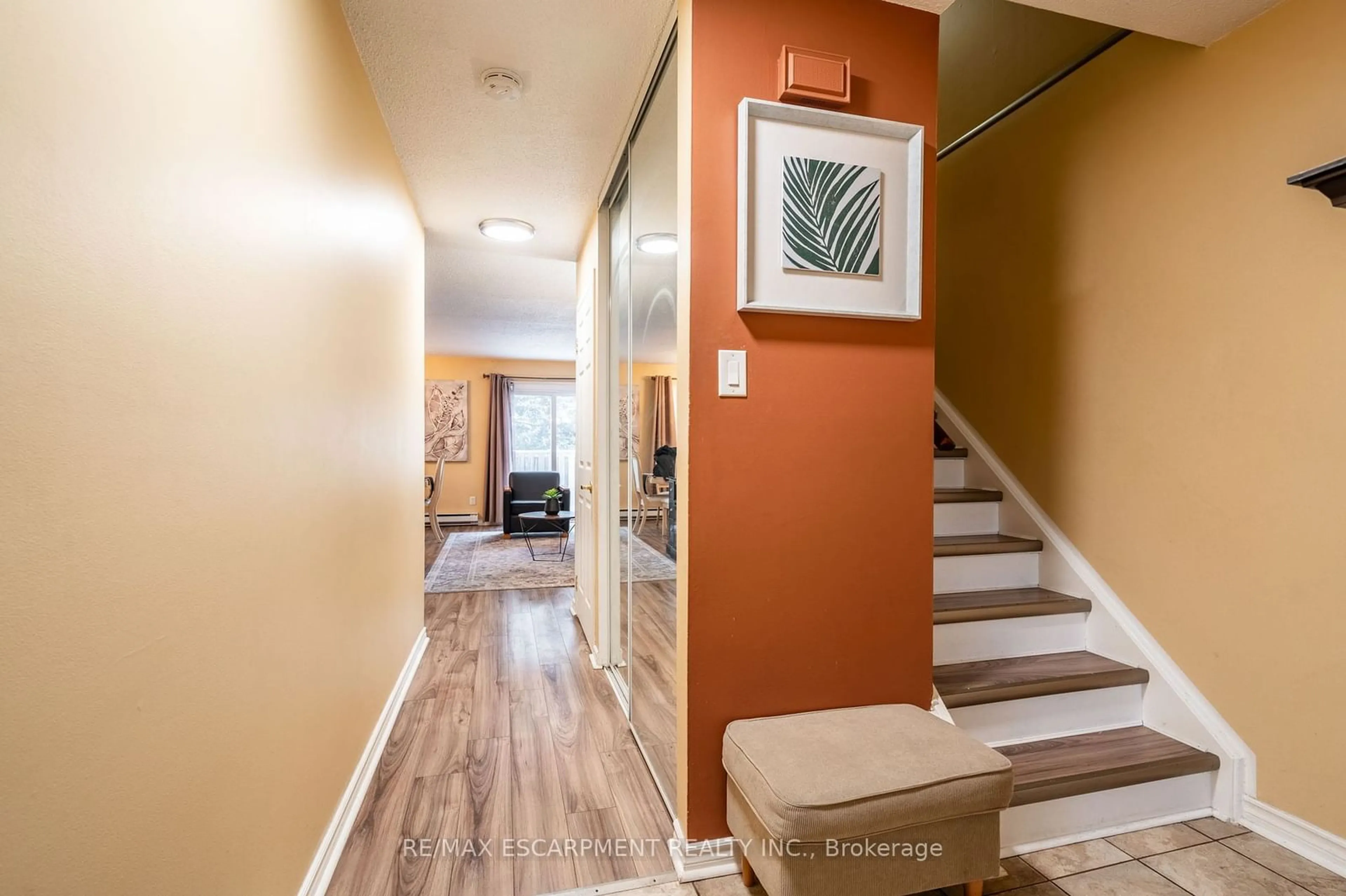 Indoor entryway for 1493 Ester Dr, Burlington Ontario L7P 1L5