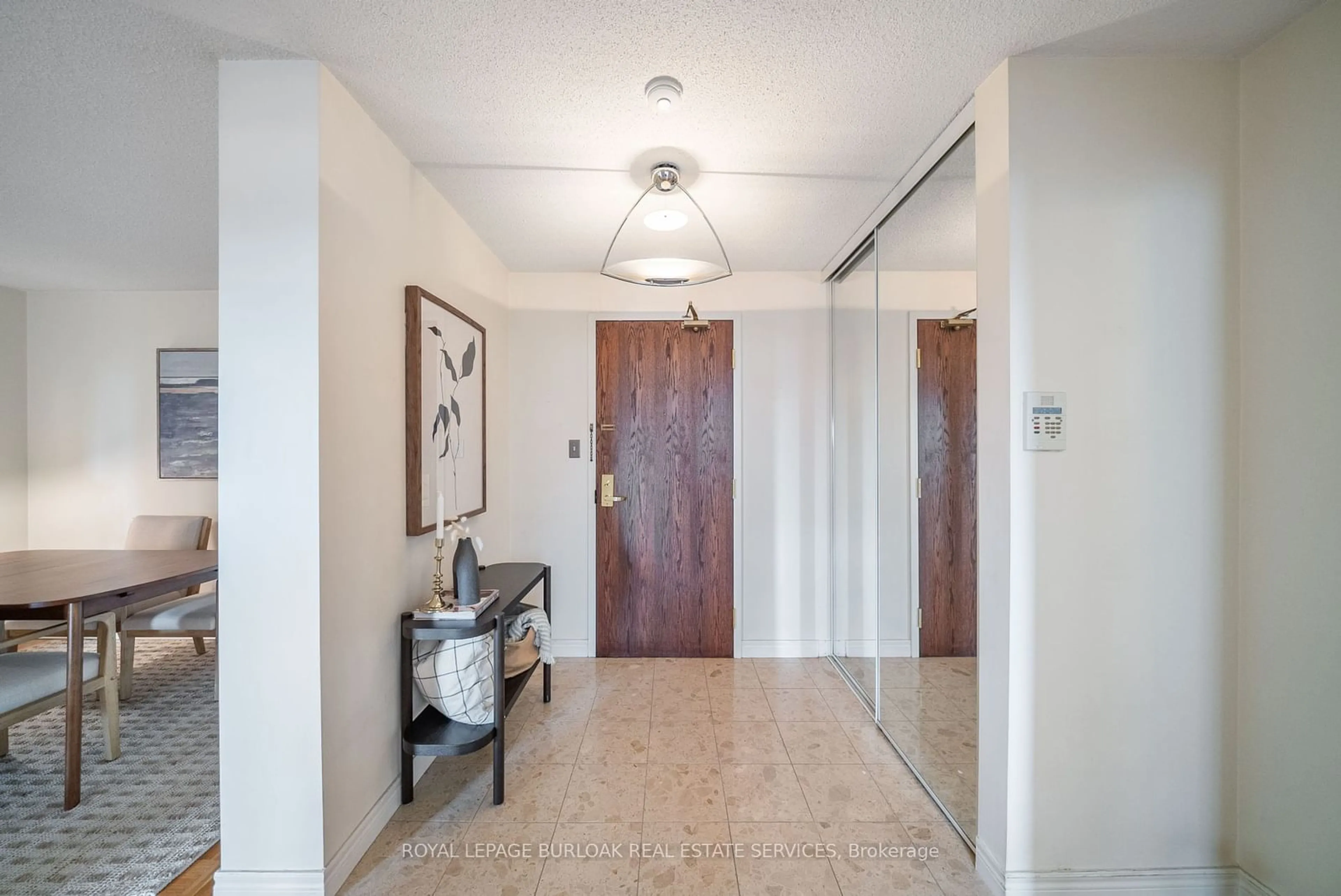 Indoor foyer for 156 Enfield Pl #808, Mississauga Ontario L5B 4L8