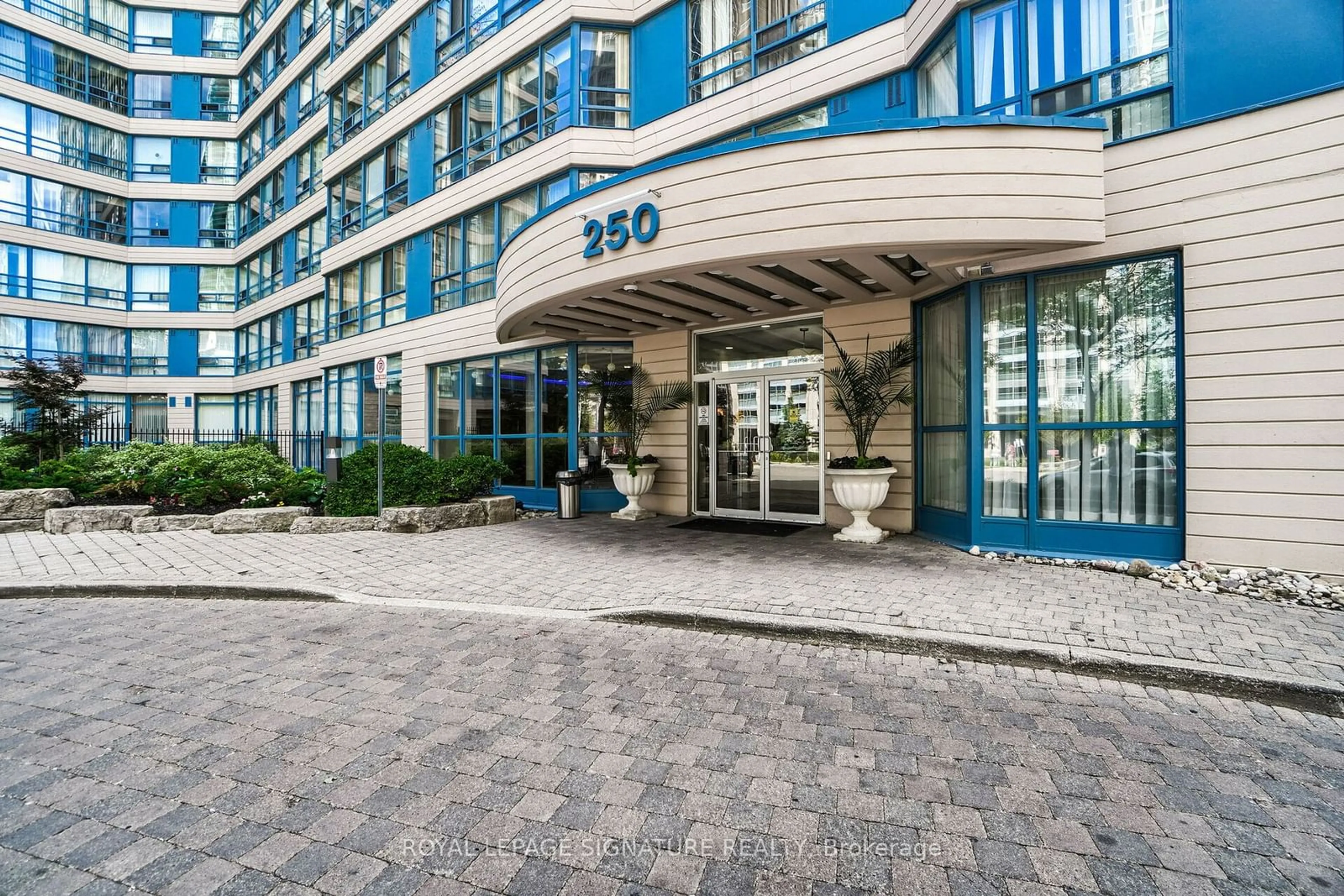 Patio, building for 250 Webb Dr #414, Mississauga Ontario L5B 3Z4