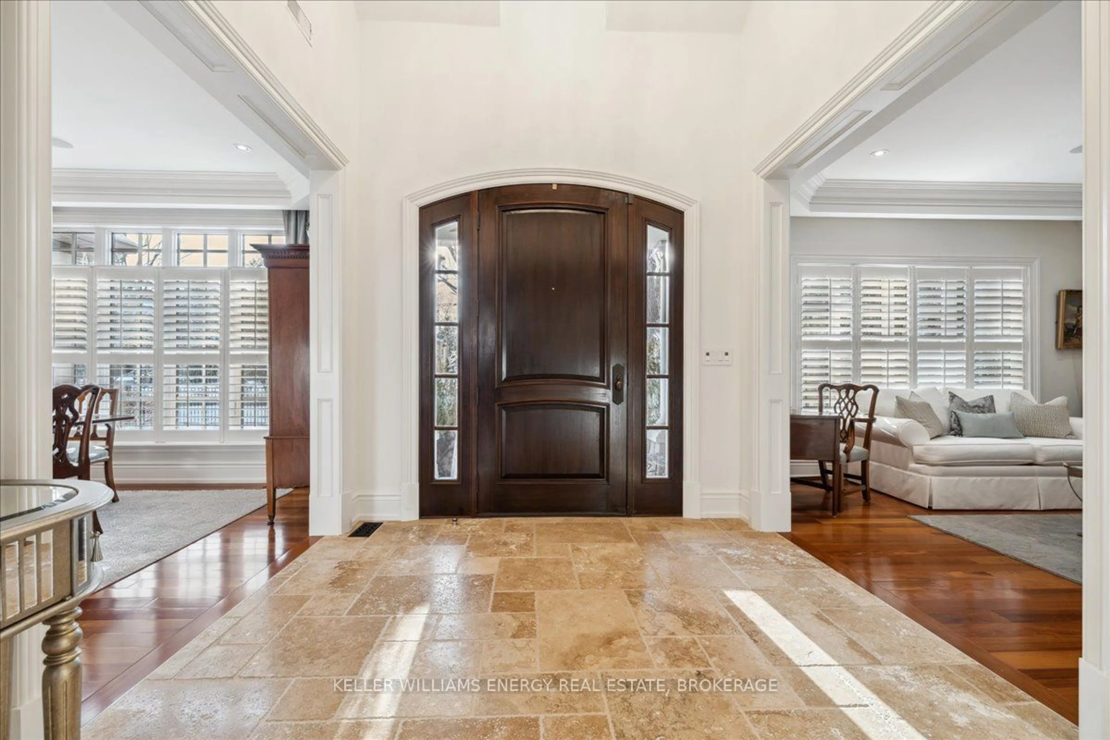 Indoor entryway for 347 Chartwell Rd, Oakville Ontario L6J 4A2